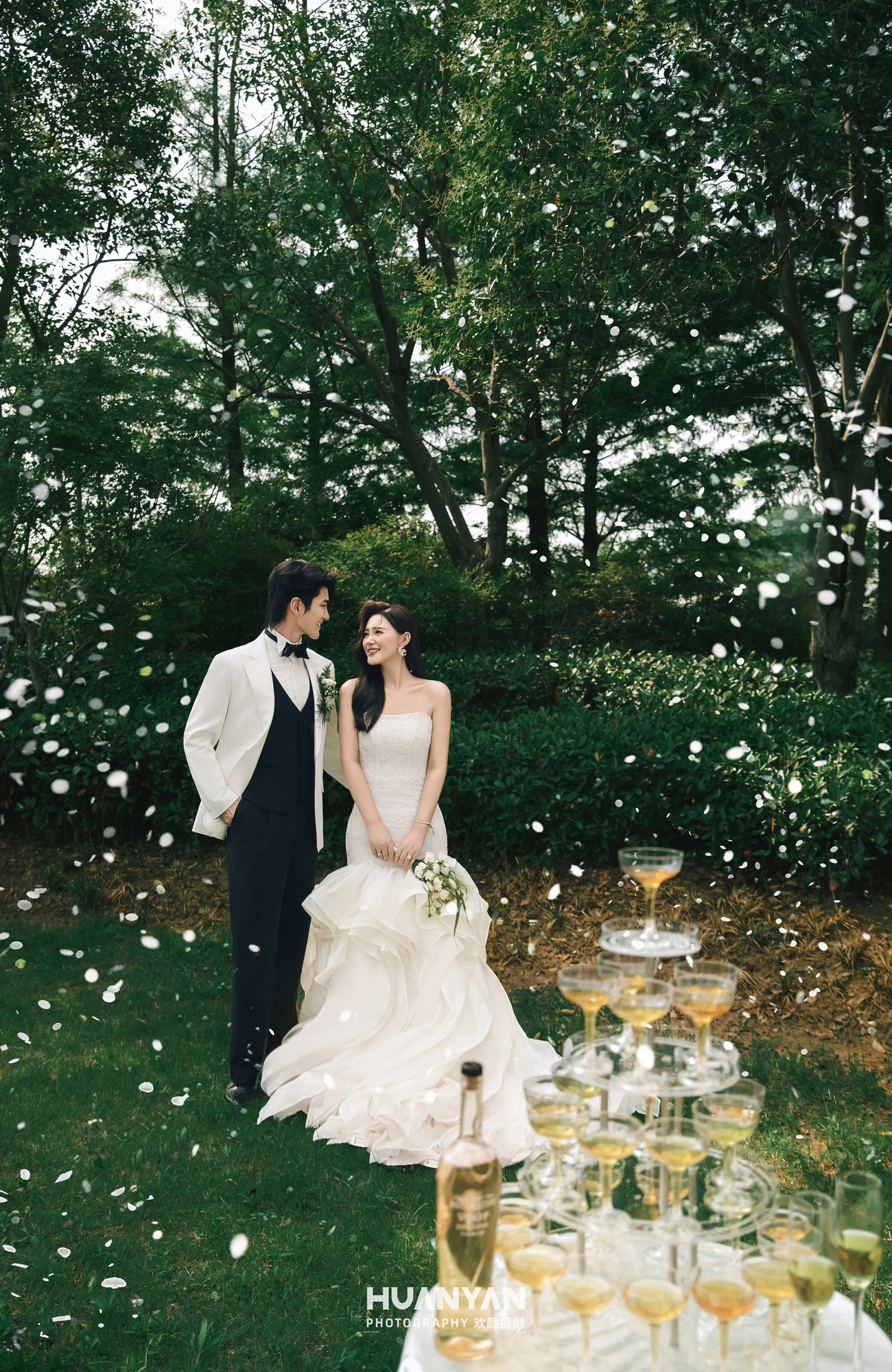 林间欢序：轻氧风婚纱照草地实拍