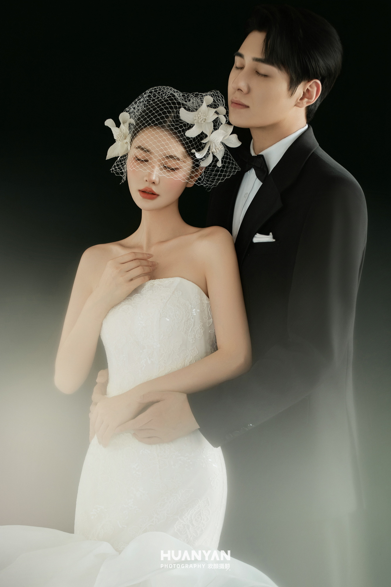 室内极简风婚纱照实拍（墨底白纱系列）