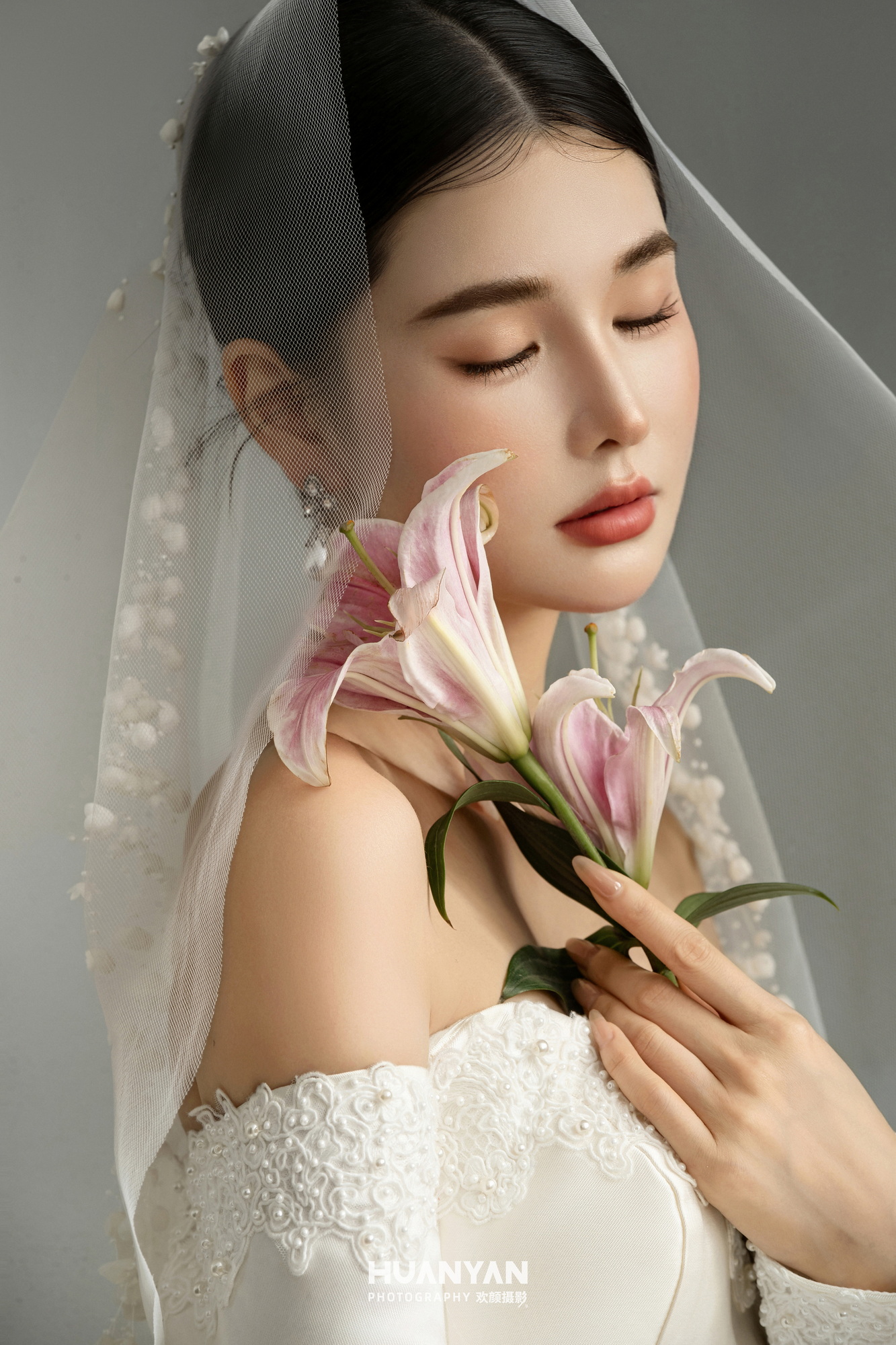 白纱遇佳期：极简风婚纱照室内实拍