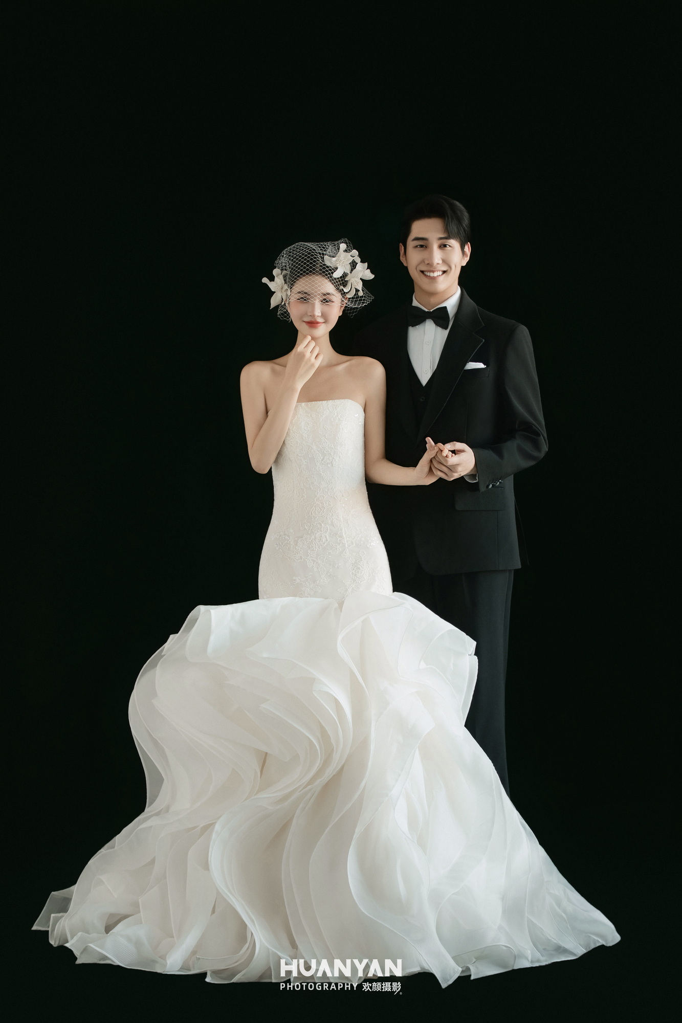 墨底白纱：极简风婚纱照室内实拍