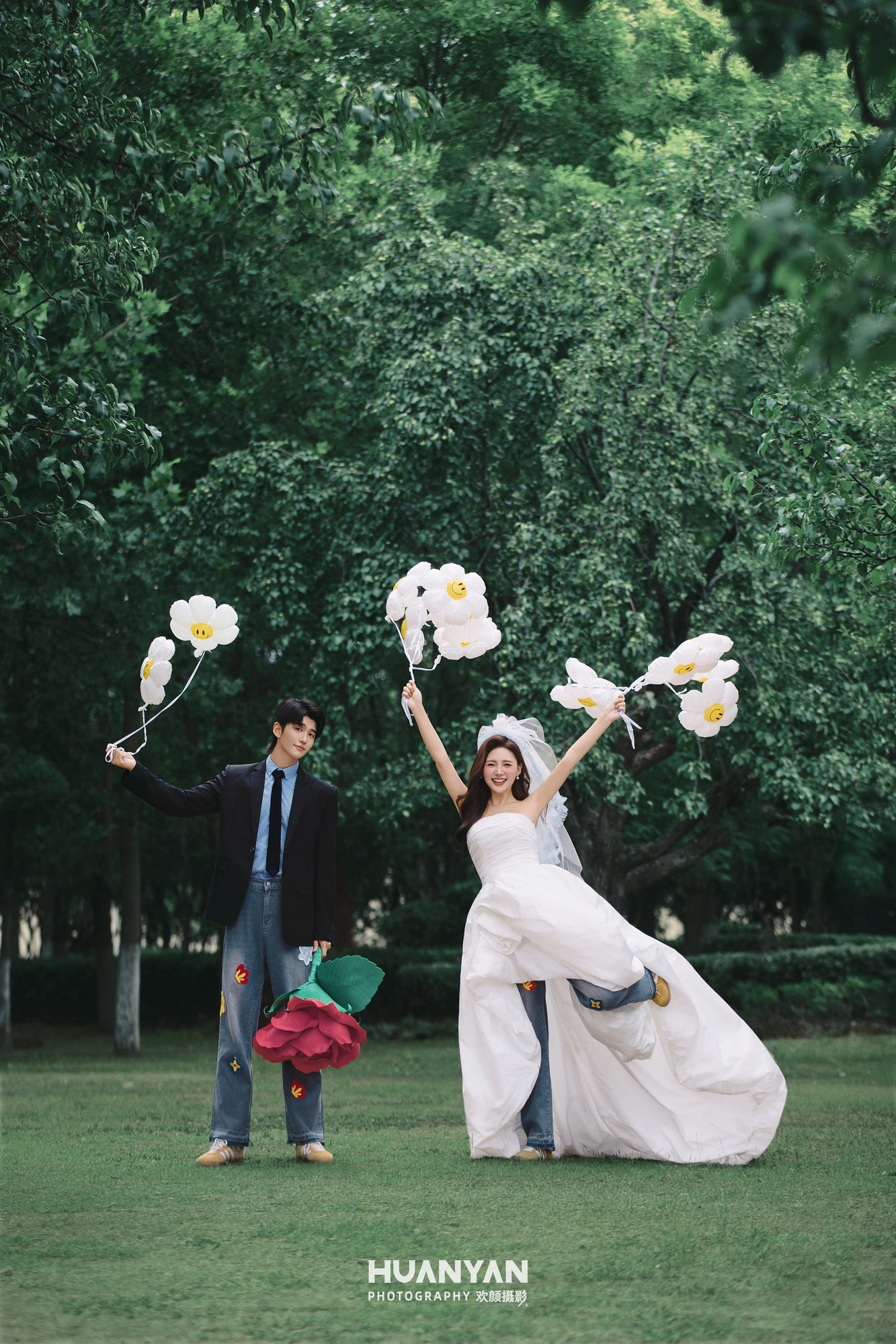 森间絮语：轻氧风婚纱照草地实拍