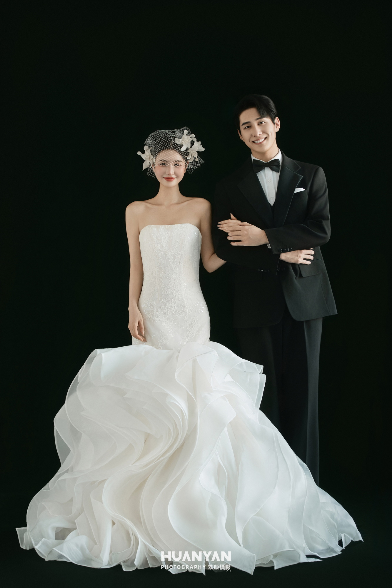墨底白纱：极简风婚纱照室内实拍