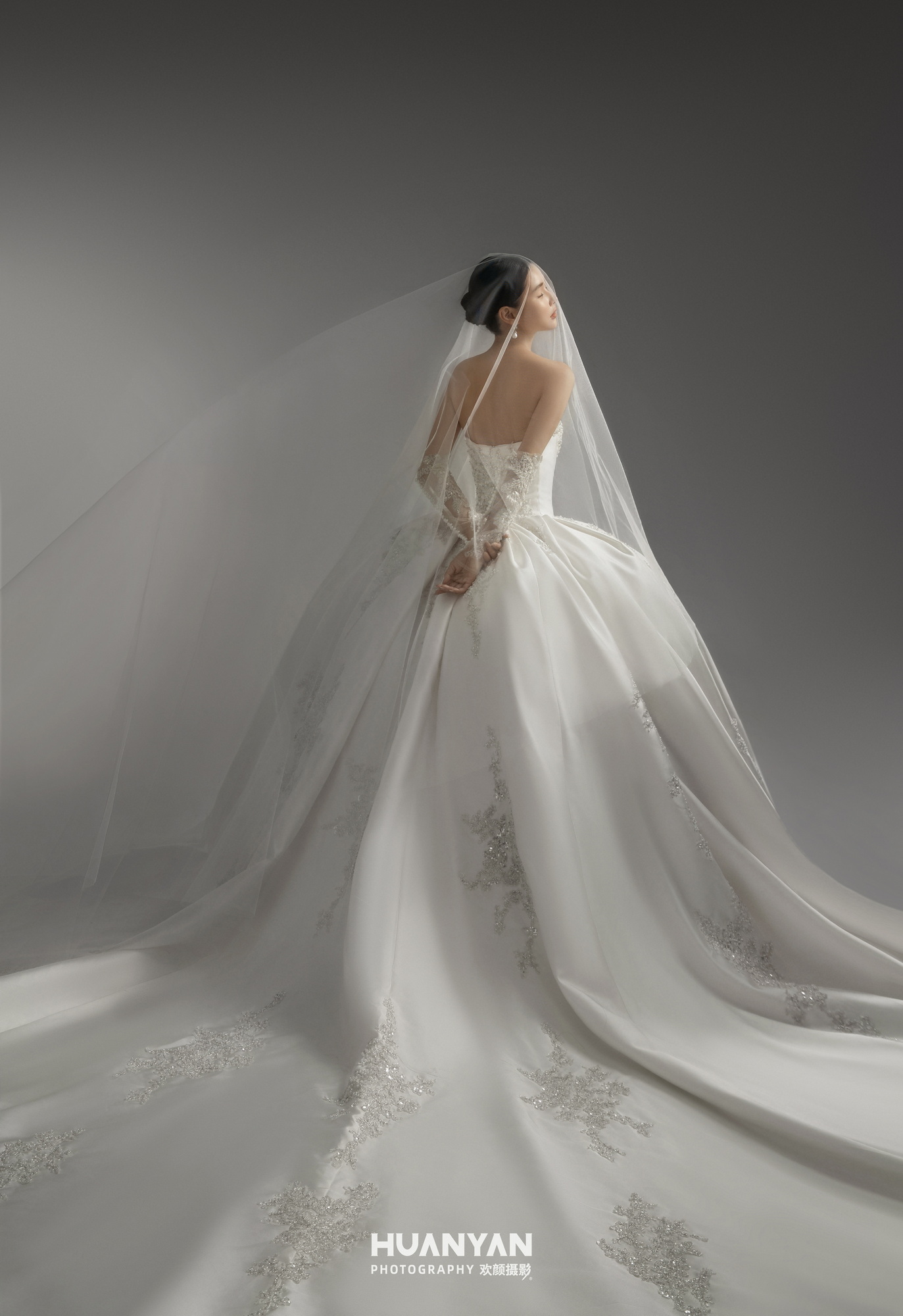 素纱赴白首：极简风婚纱照室内实拍