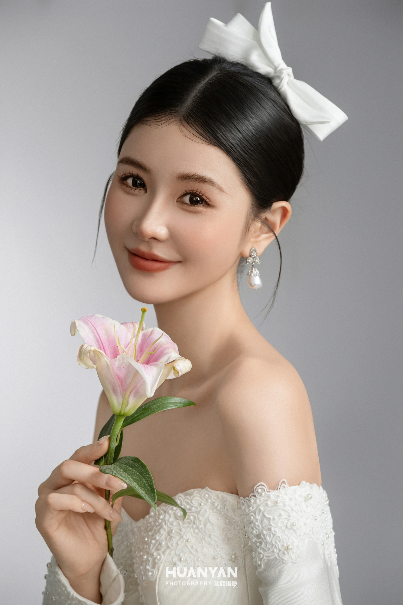 缎约客片第3张｜简约风婚纱照，摄于室内