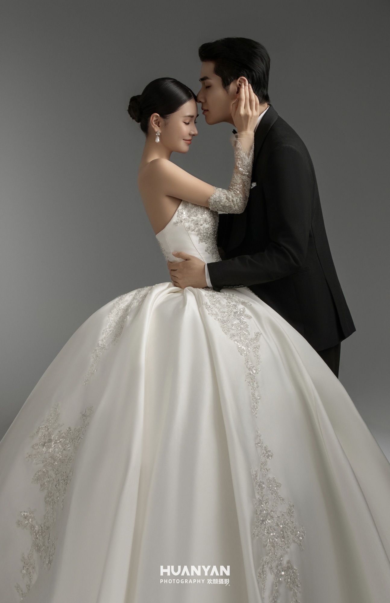 极简风婚纱照 · 室内场景 · 素纱赴白首客片