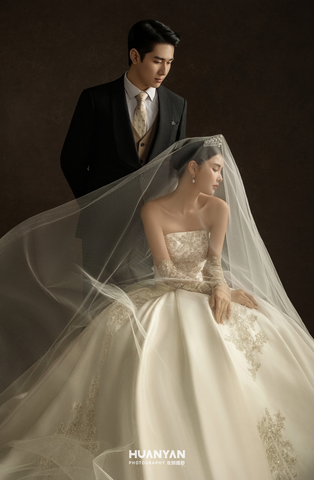 暗纱叙婚约客片第3张｜极简风婚纱照，摄于室内
