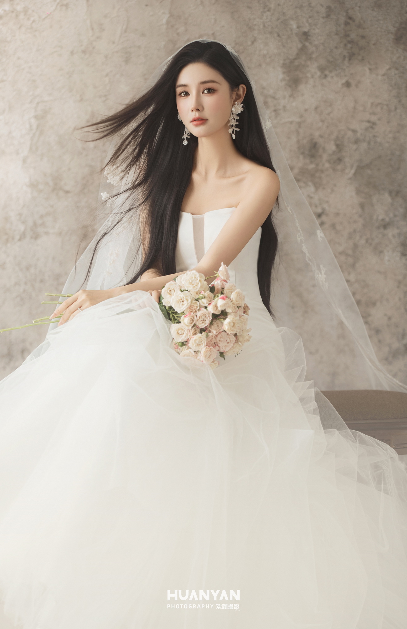 室内简约风婚纱照实拍（纱落寄深情系列）