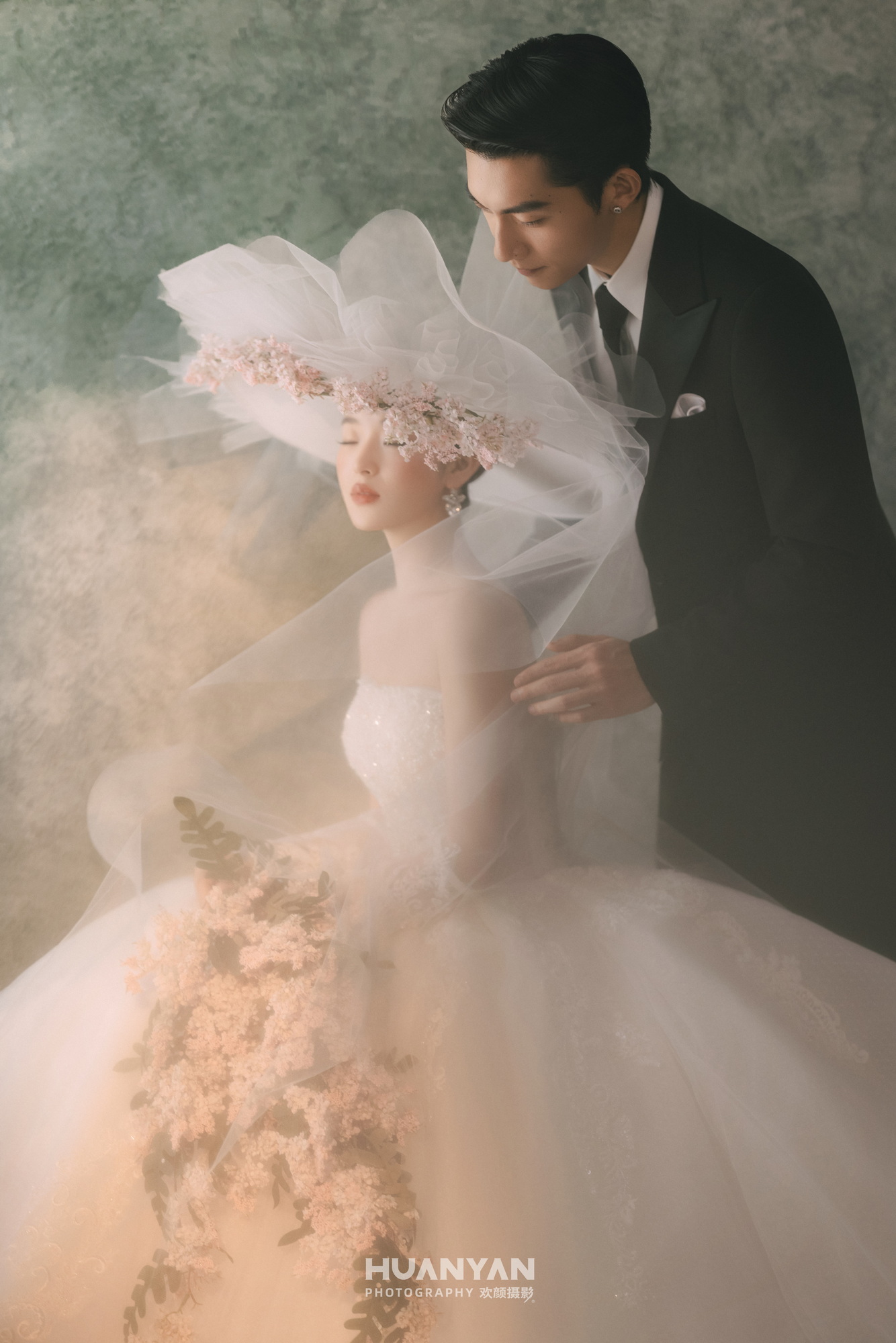 绿意序章：轻氧风婚纱照草地实拍