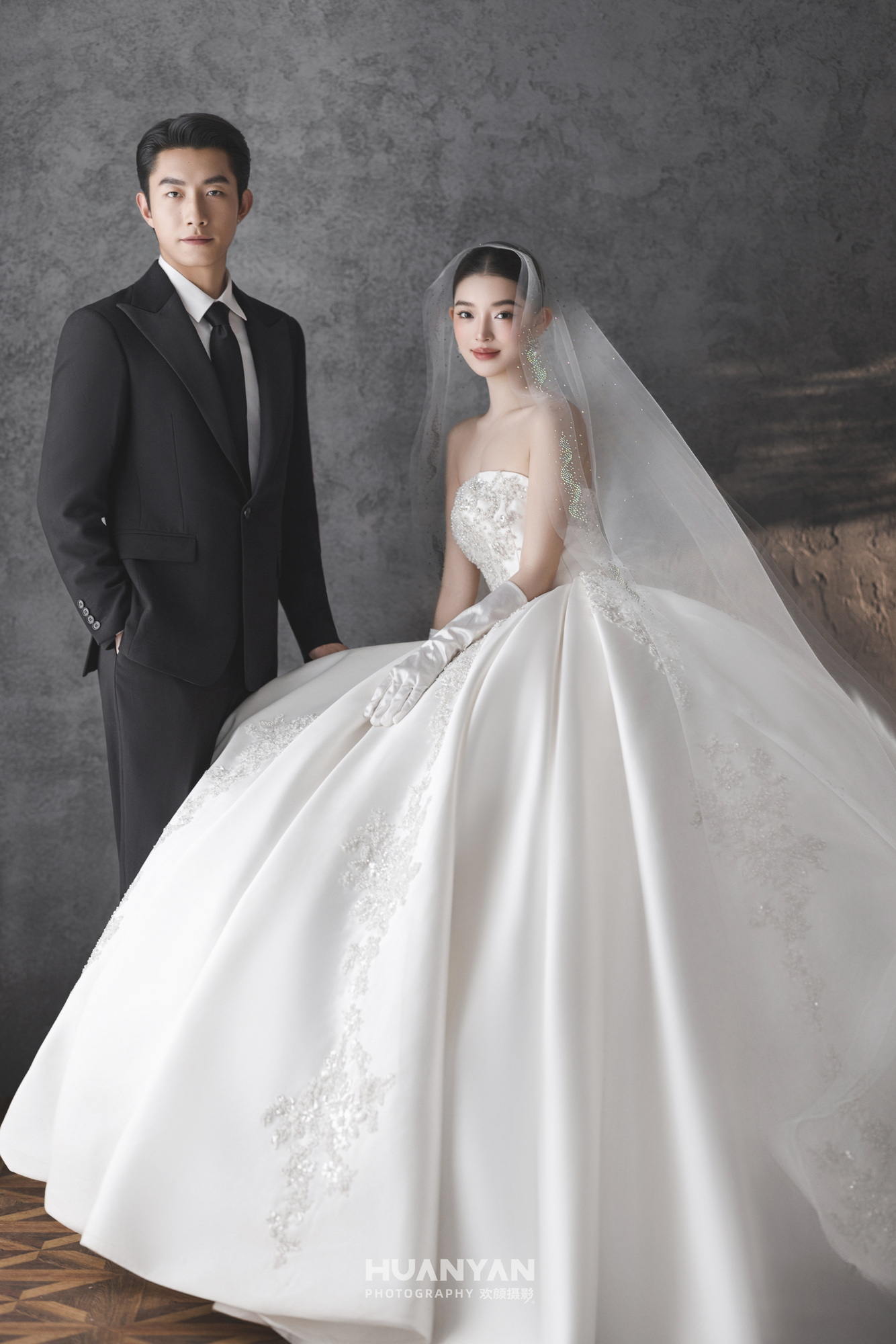 花纱予誓：简约风婚纱照公园实拍