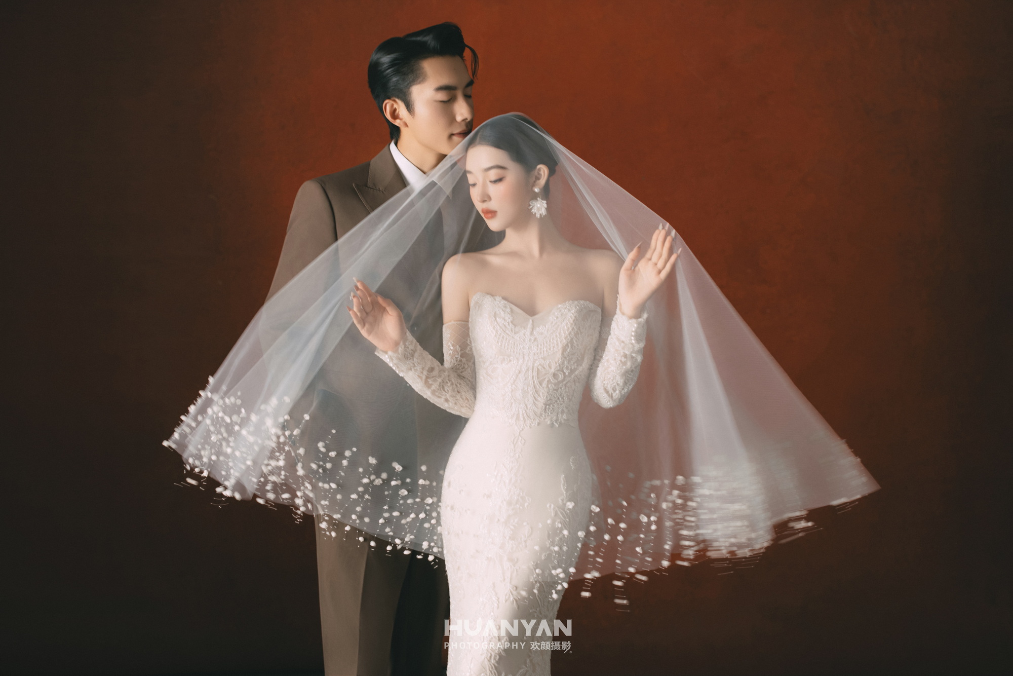 赤棕予爱客片第7张｜高级感风婚纱照，摄于室内