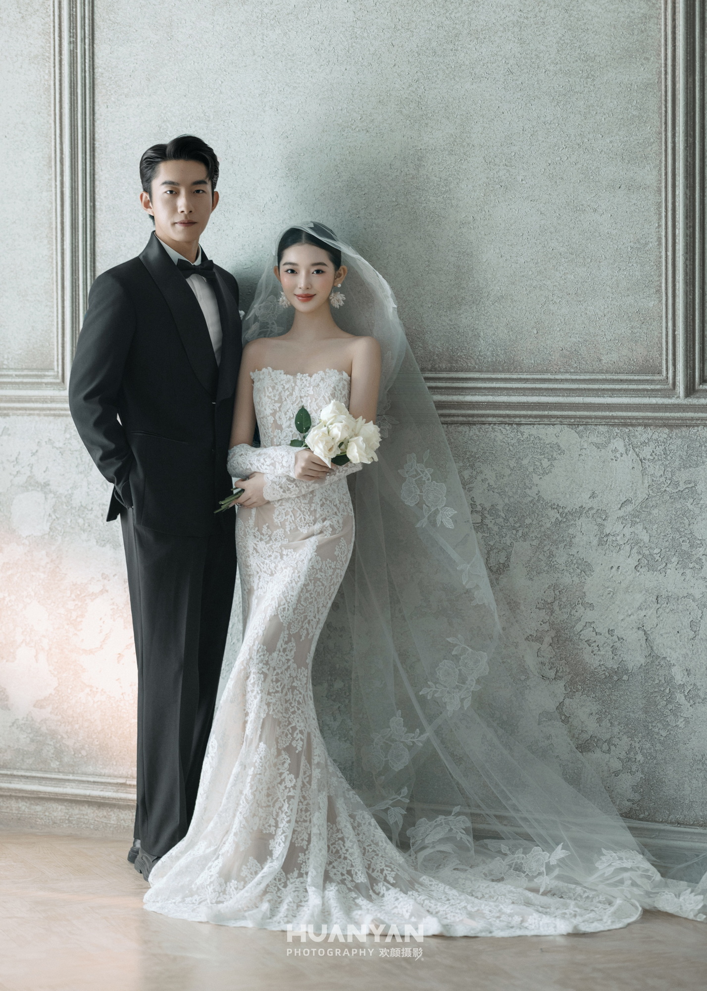素纱纪客片第3张｜极简风婚纱照，摄于室内