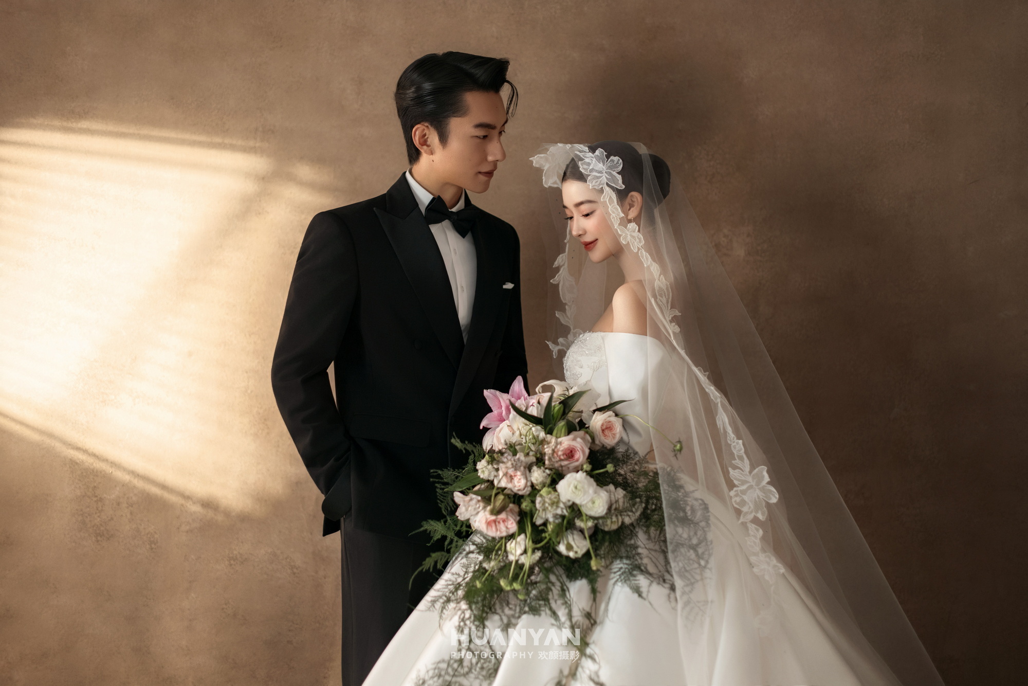 高级感风婚纱照 · 室内场景 · 鎏光予序客片