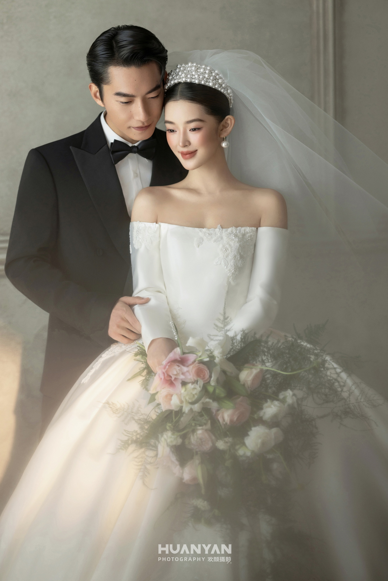 高级感风婚纱照 · 室内场景 · 缎光礼序客片