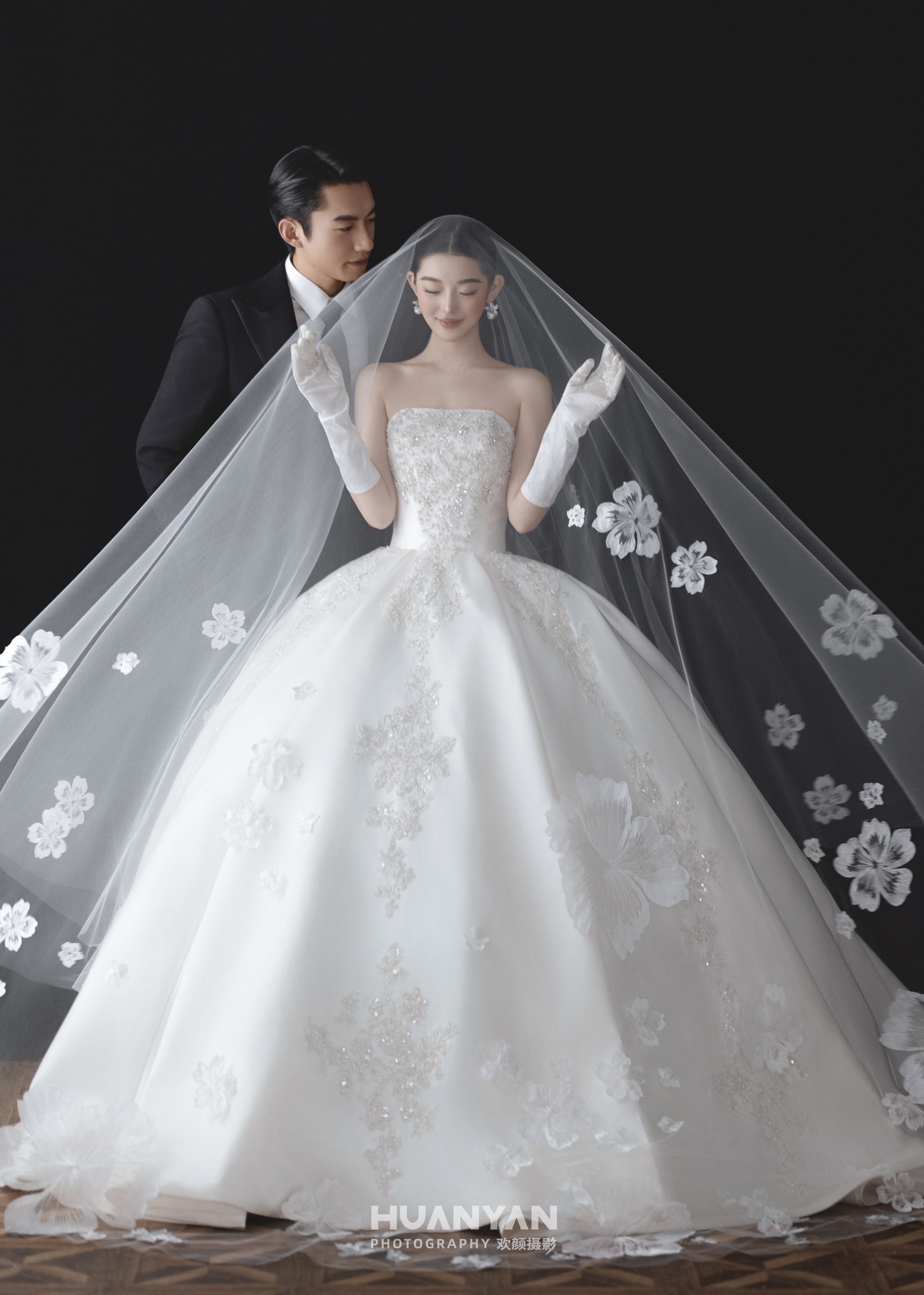 花纱予誓：简约风婚纱照公园实拍