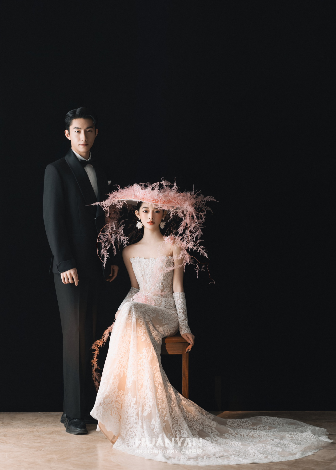 粉羽雅叙：简约风婚纱照室内实拍