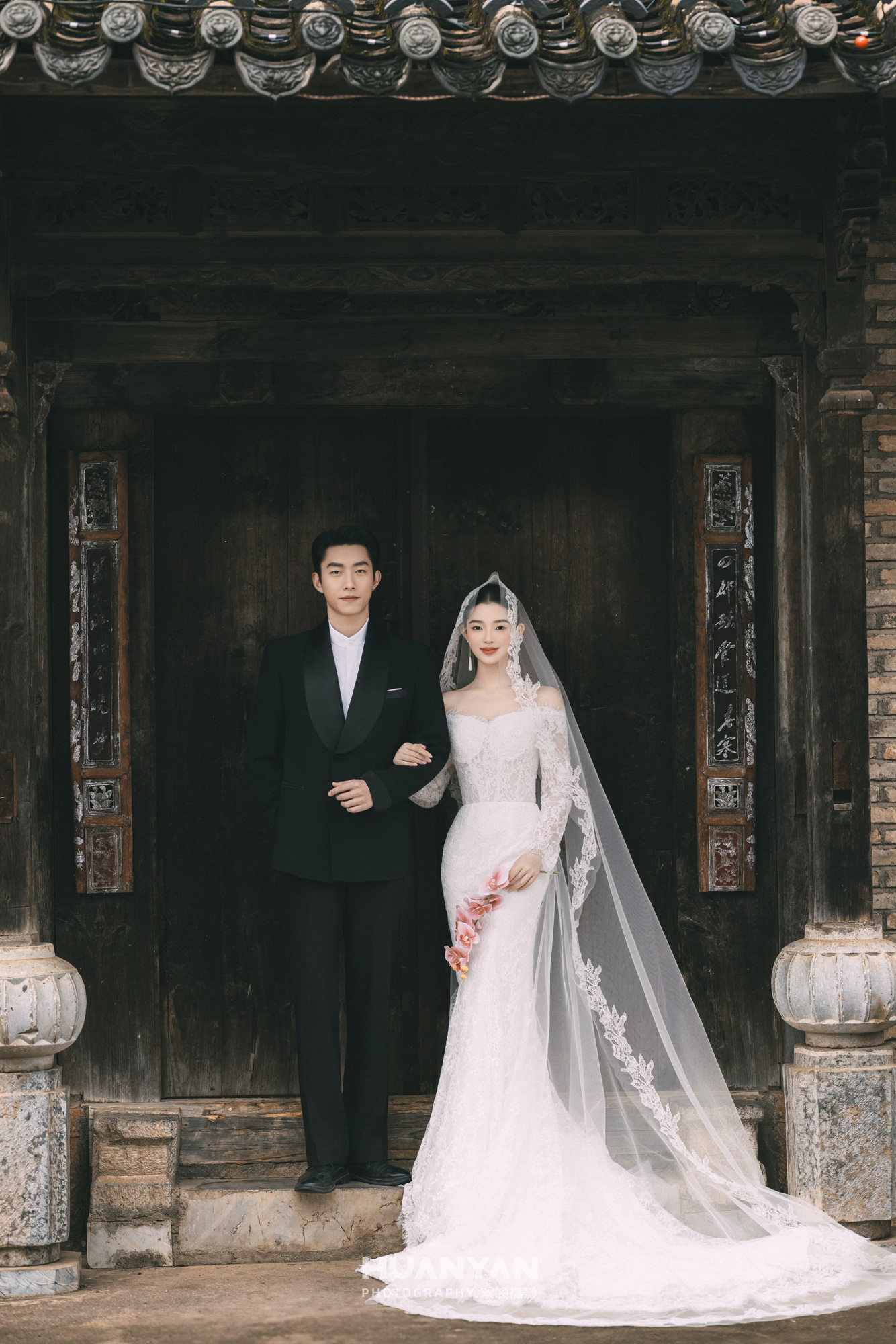 庭序予情·181客片第3张｜简约风婚纱照，摄于室内