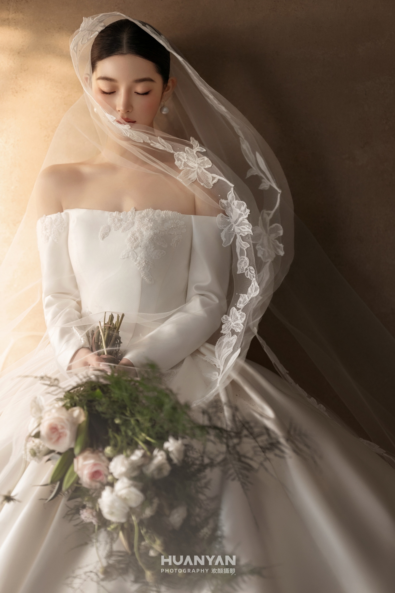 鎏光予序客片第11张｜高级感风婚纱照，摄于室内