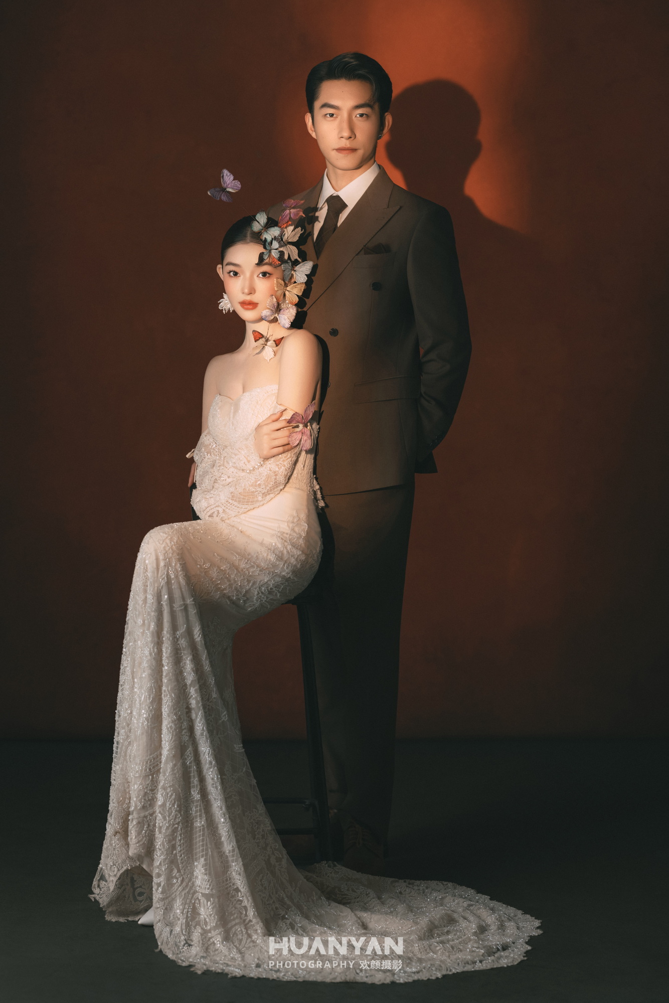 赤棕予爱客片第3张｜高级感风婚纱照，摄于室内