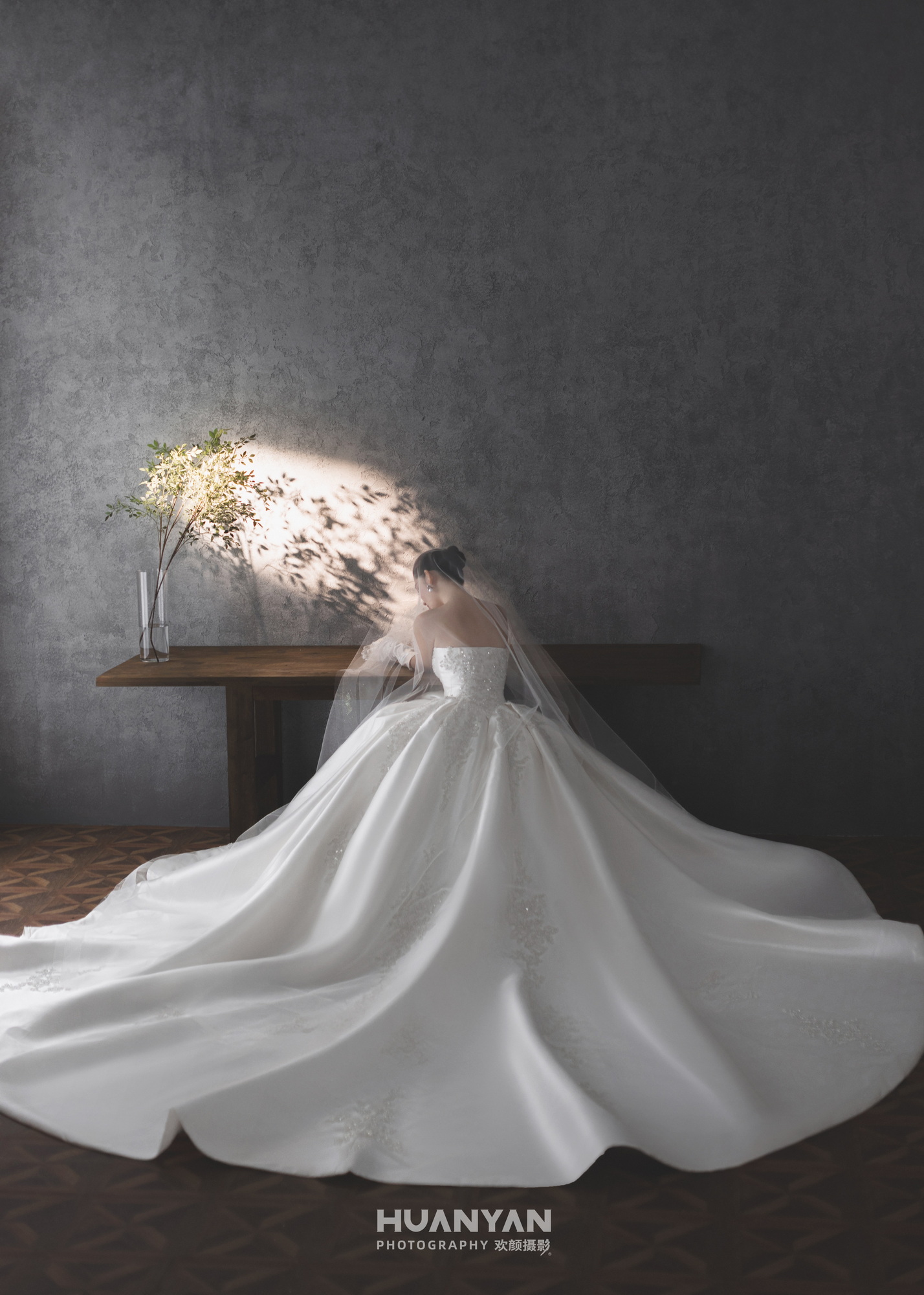 花纱予誓：简约风婚纱照公园实拍