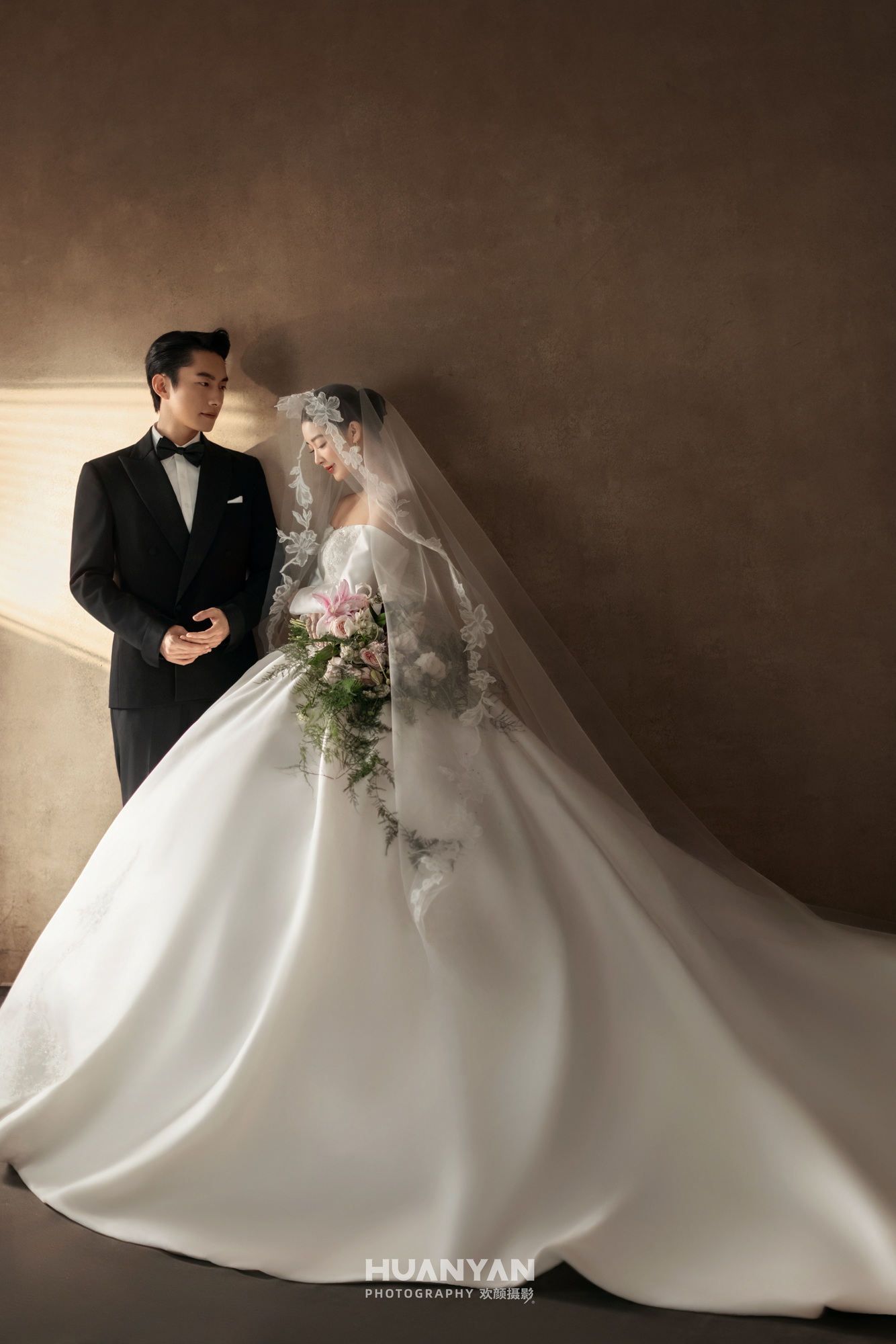 鎏光予序客片第7张｜高级感风婚纱照，摄于室内