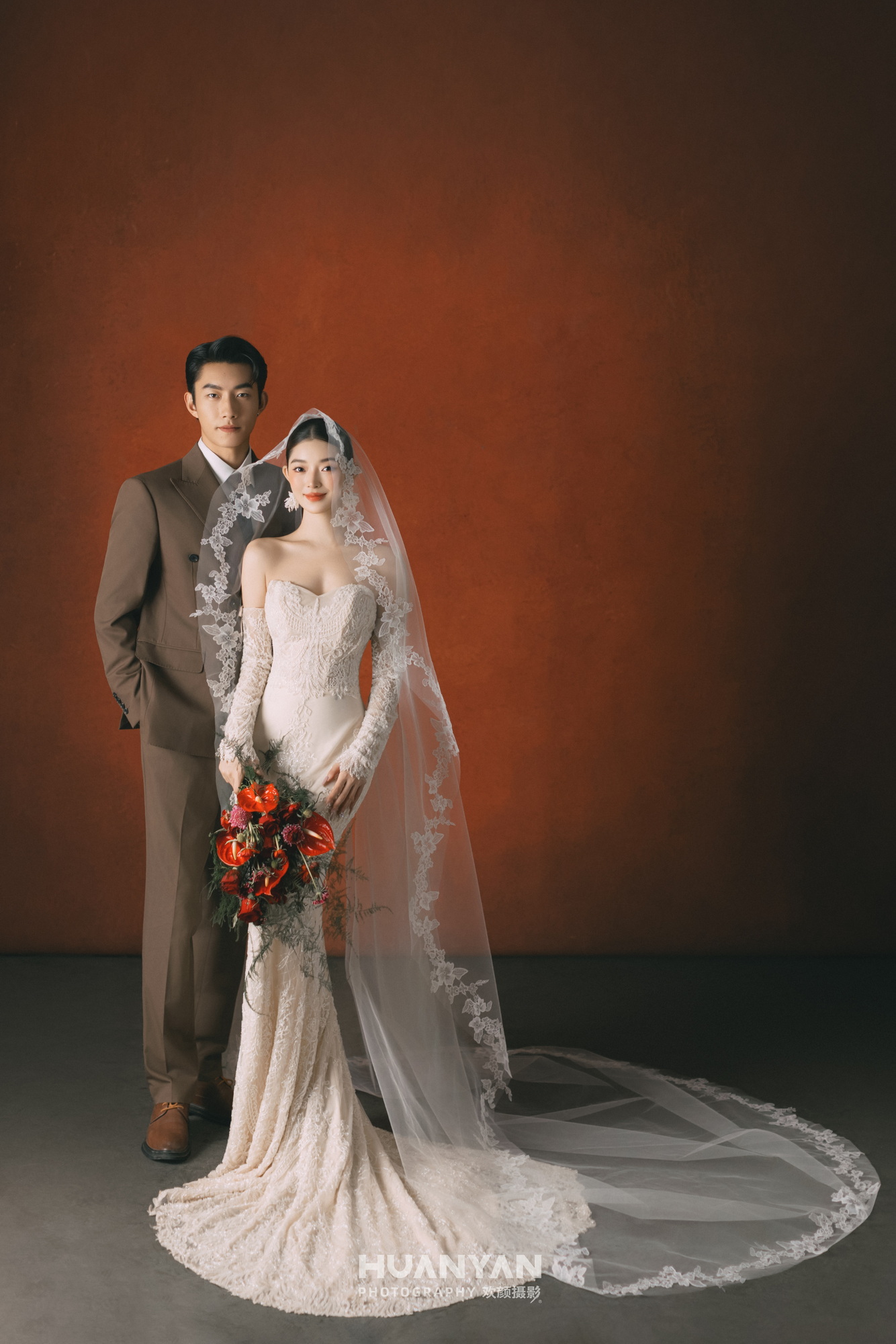 赤棕予爱客片第15张｜高级感风婚纱照，摄于室内