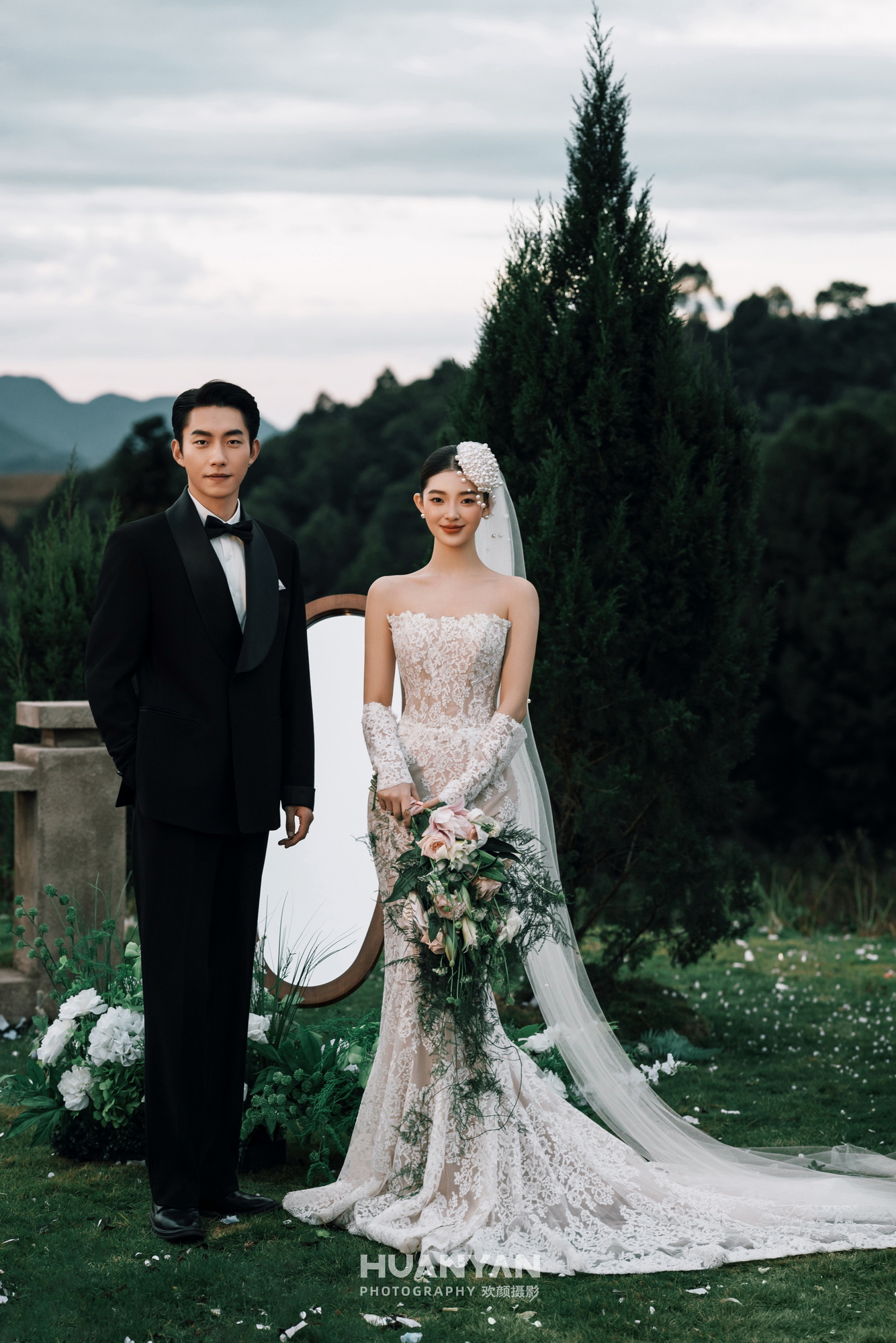 紫光客片第3张｜高级感风婚纱照，摄于室内