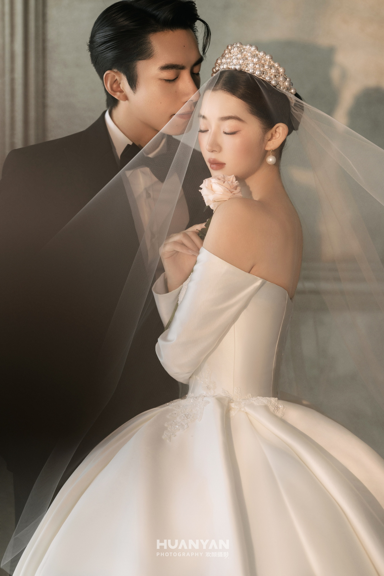 缎光礼序：高级感风婚纱照室内实拍