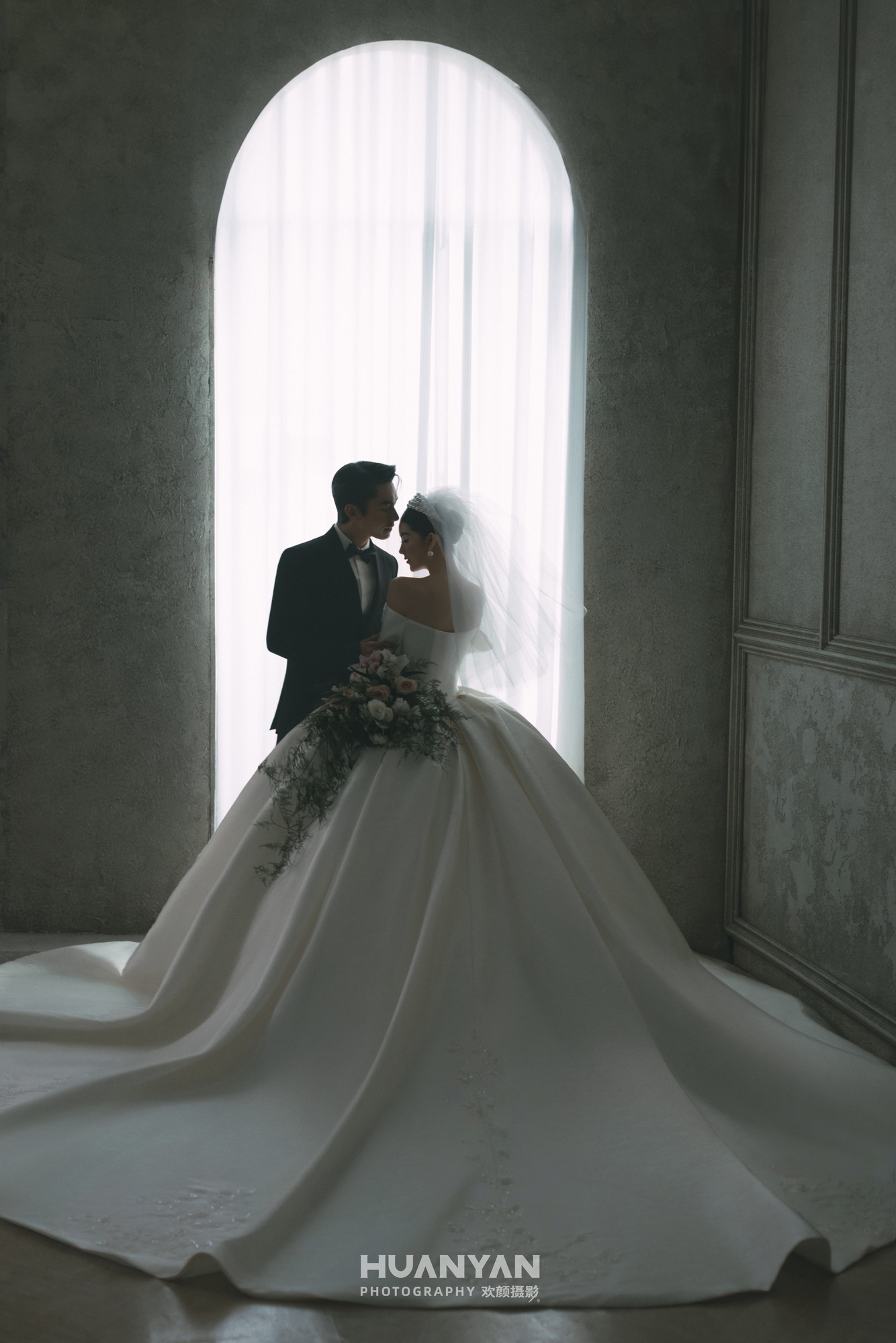 缎光礼序：高级感风婚纱照室内实拍