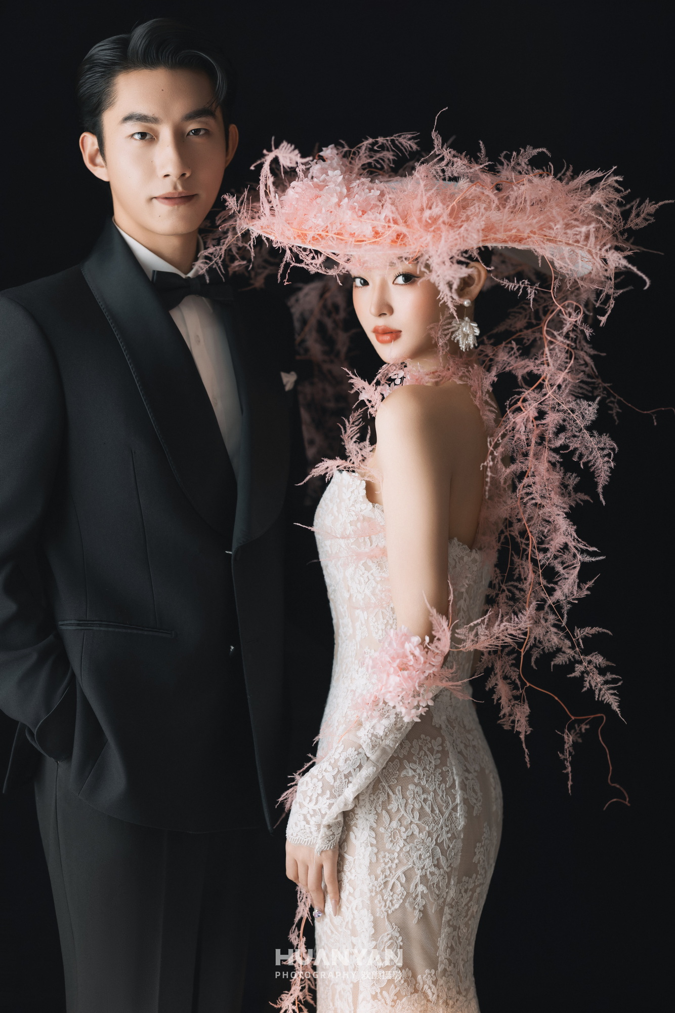 粉羽雅叙客片第3张｜简约风婚纱照，摄于室内