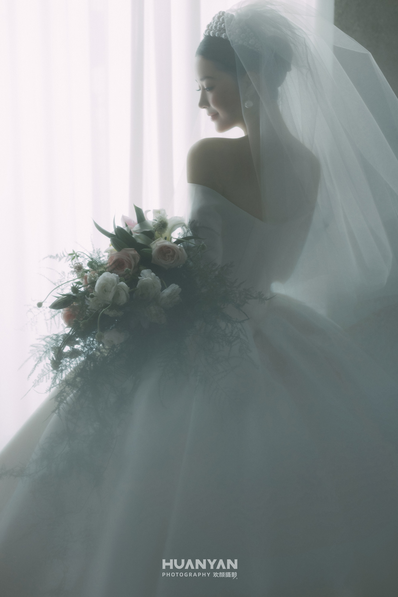 缎光礼序客片第7张｜高级感风婚纱照，摄于室内