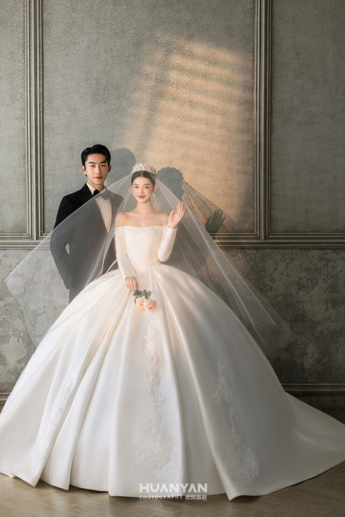 缎光礼序客片第3张｜高级感风婚纱照，摄于室内