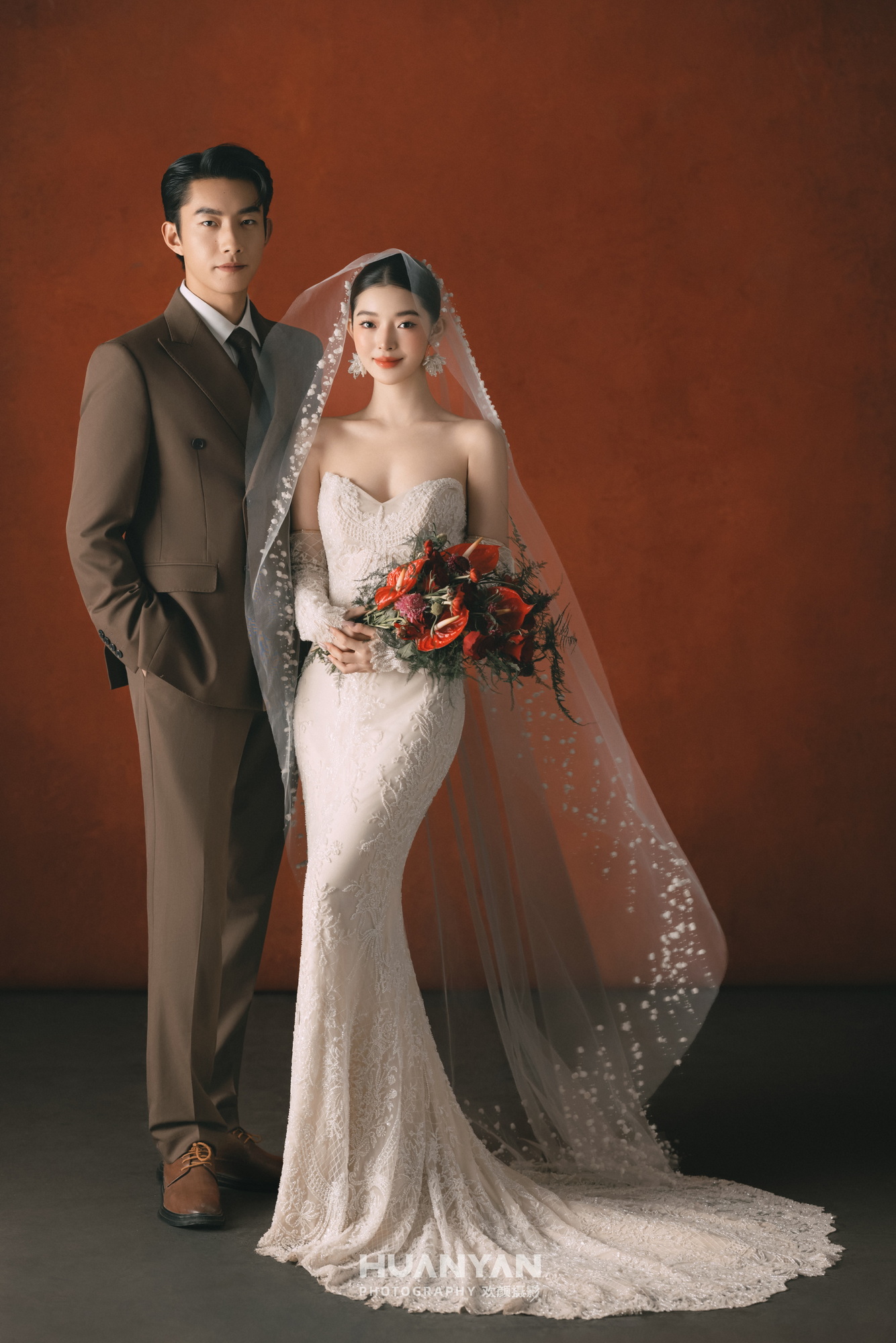 赤棕予爱客片第11张｜高级感风婚纱照，摄于室内