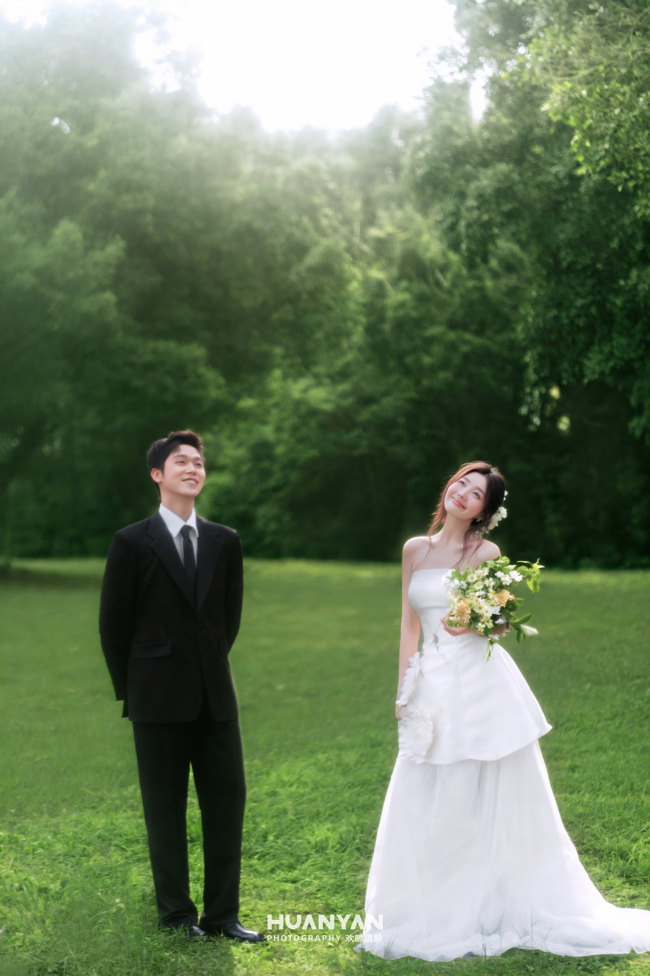 雾绿轻语：轻氧风婚纱照草地实拍