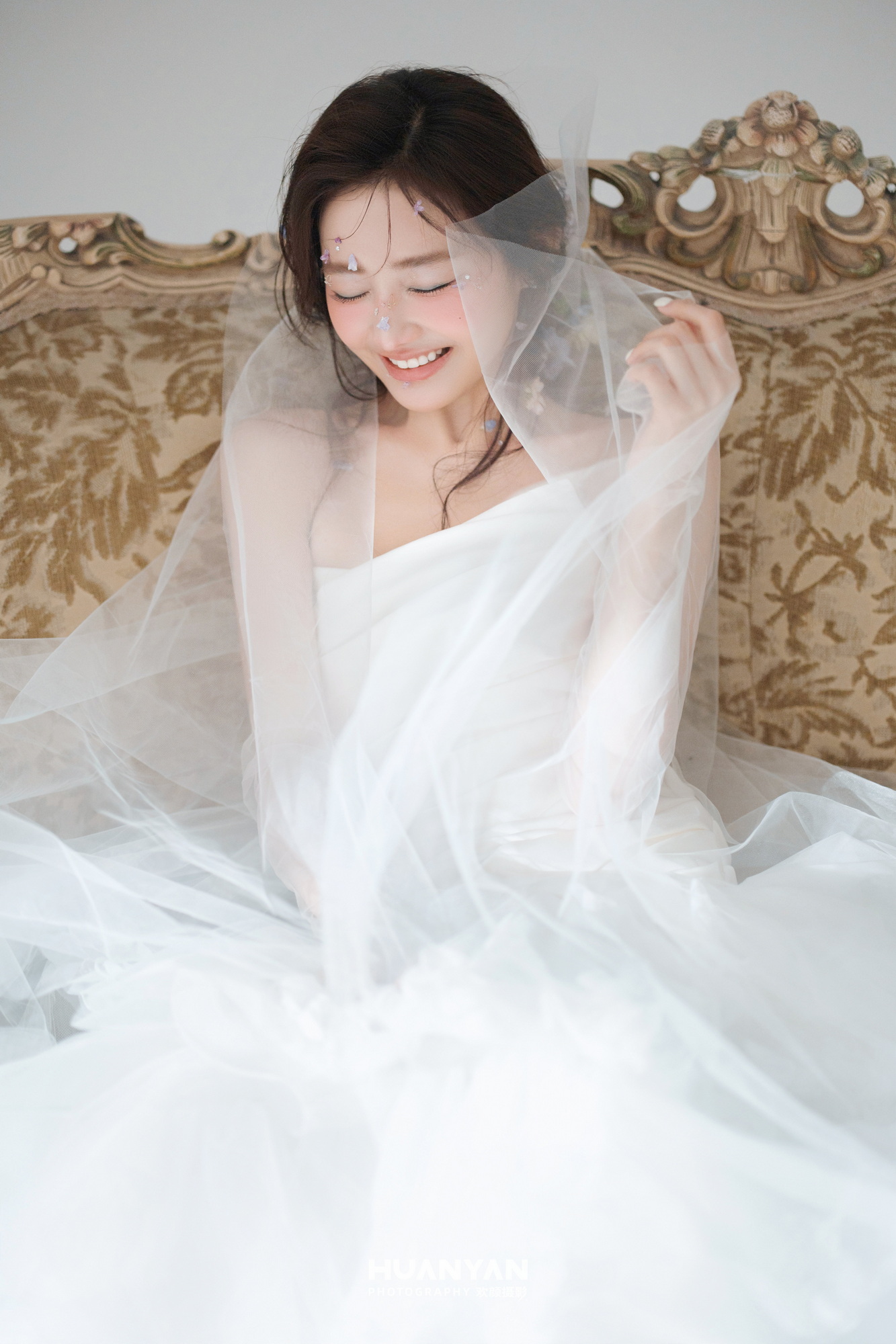 极简风婚纱照 · 室内场景 · 浅灰笑意客片