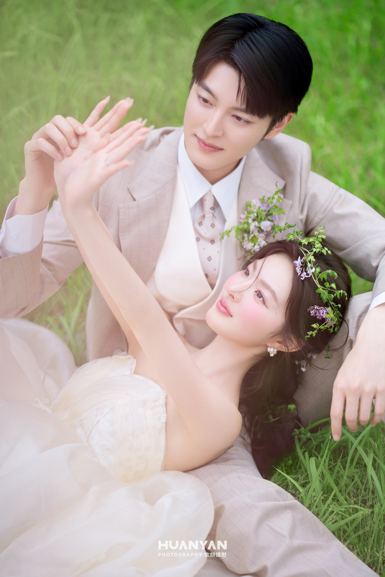 森屿情书：轻氧风婚纱照草地实拍