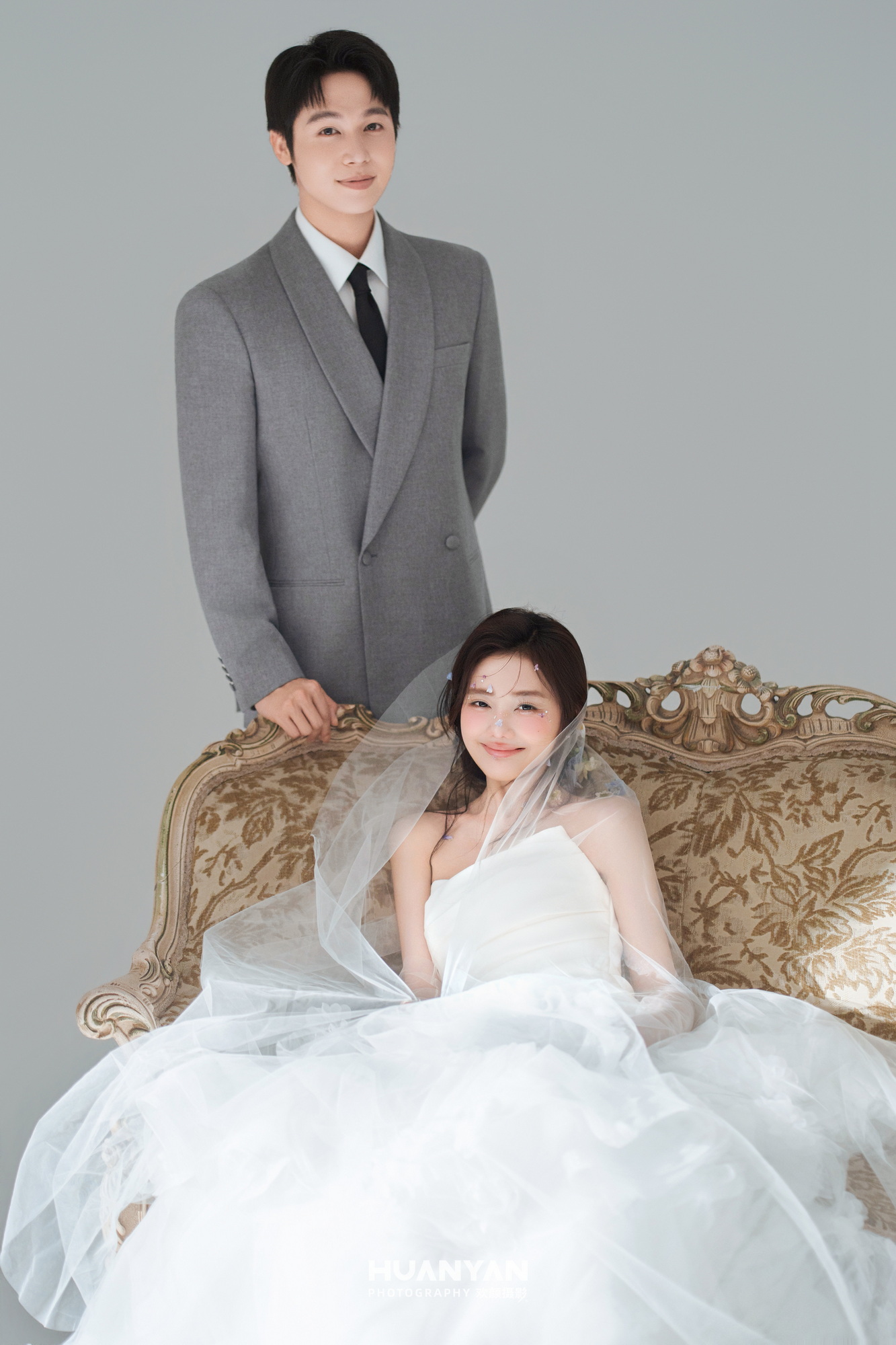 室内极简风婚纱照实拍（浅灰笑意系列）
