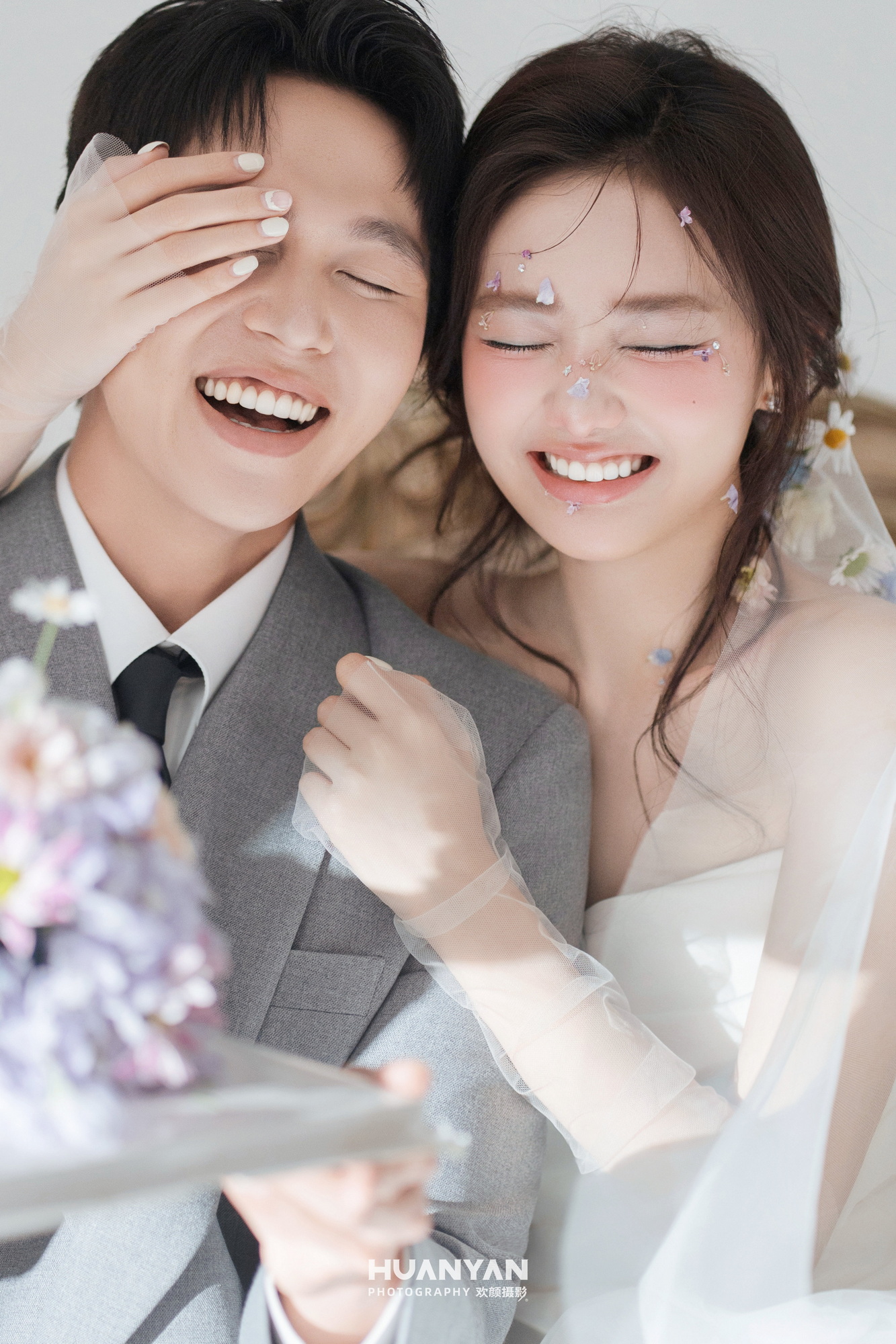 浅灰笑意：极简风婚纱照室内实拍