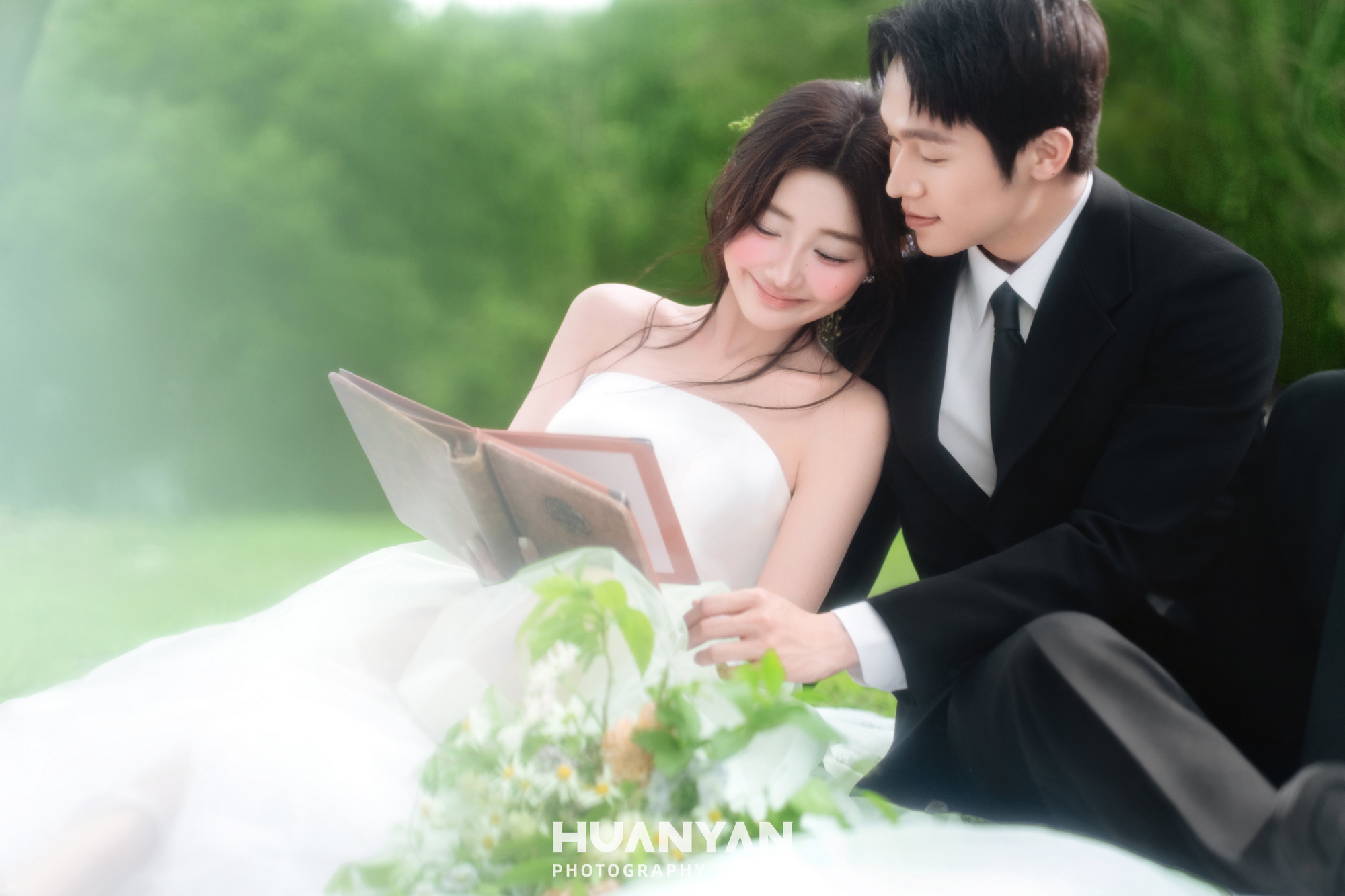 雾绿轻语：轻氧风婚纱照草地实拍
