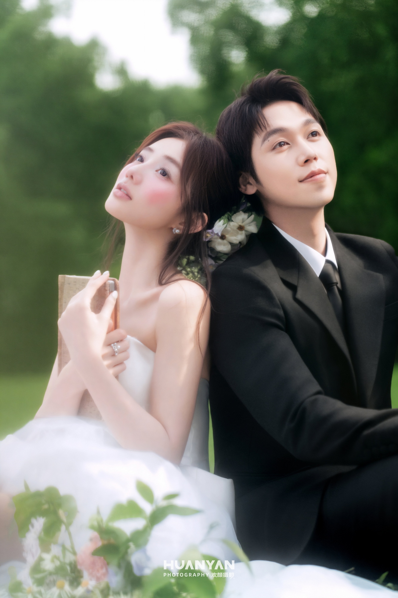 雾绿轻语客片第7张｜轻氧风婚纱照，摄于草地