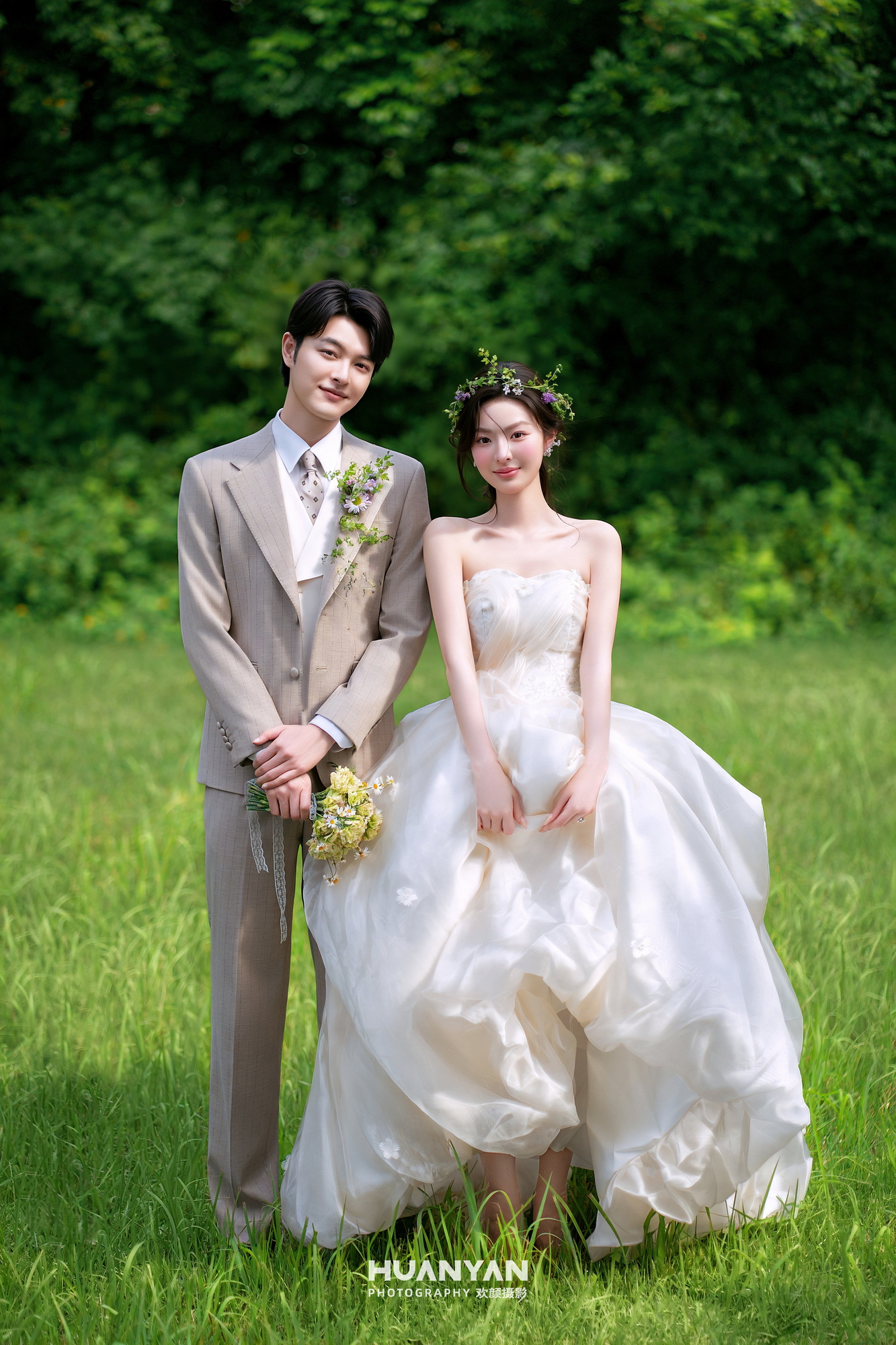 森屿情书：轻氧风婚纱照草地实拍