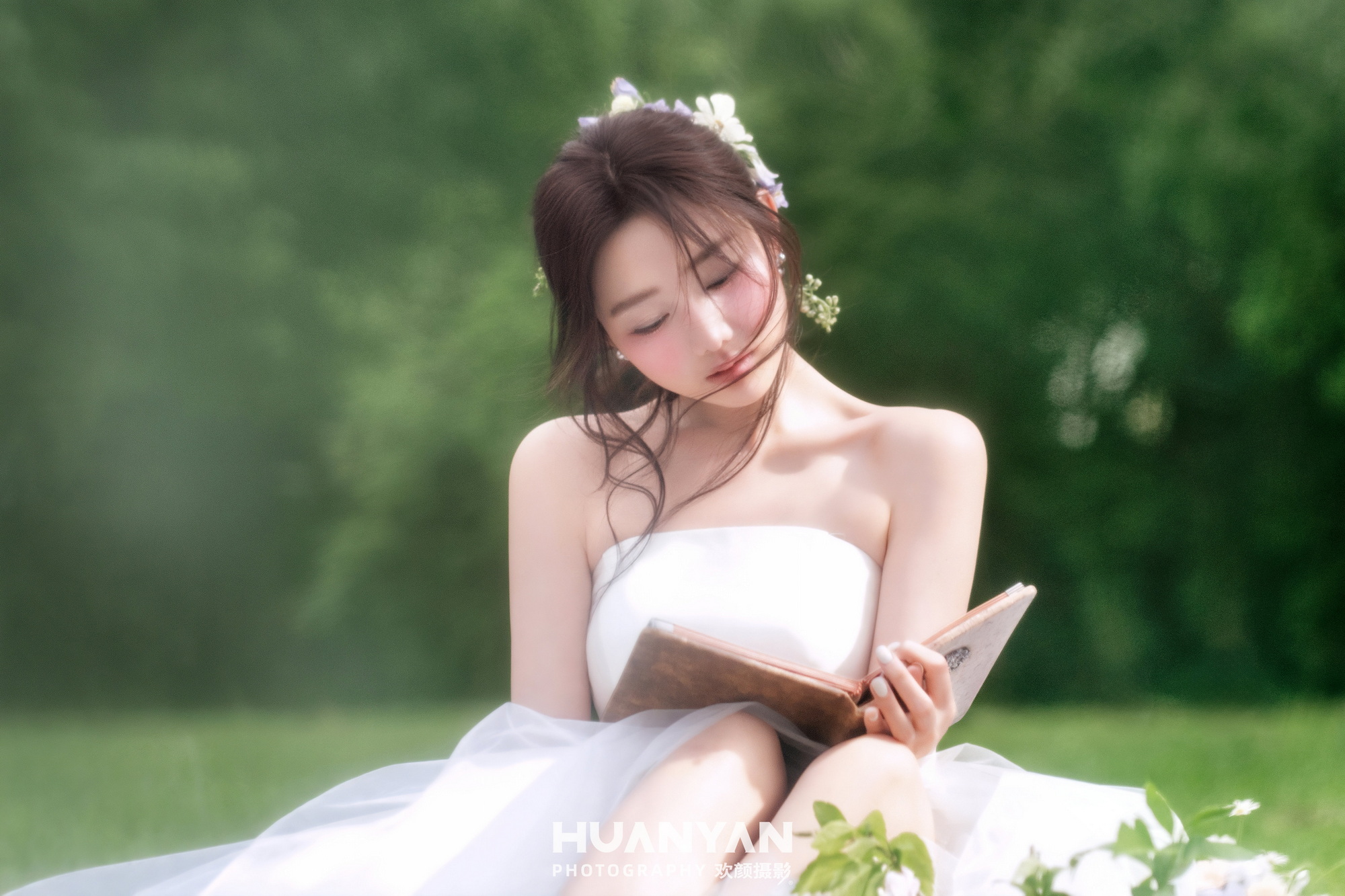 雾绿轻语客片第3张｜轻氧风婚纱照，摄于草地