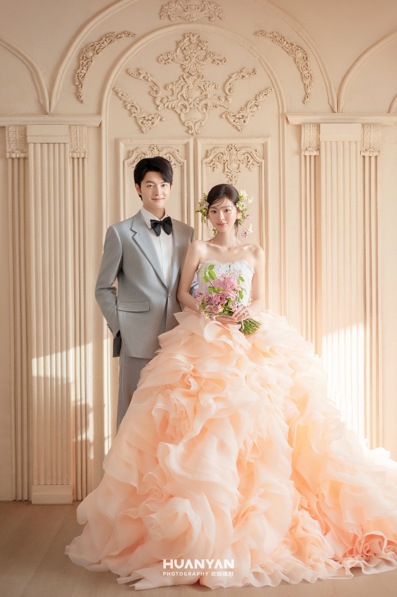 桃粉圆舞曲客片第7张｜简约风婚纱照，摄于室内