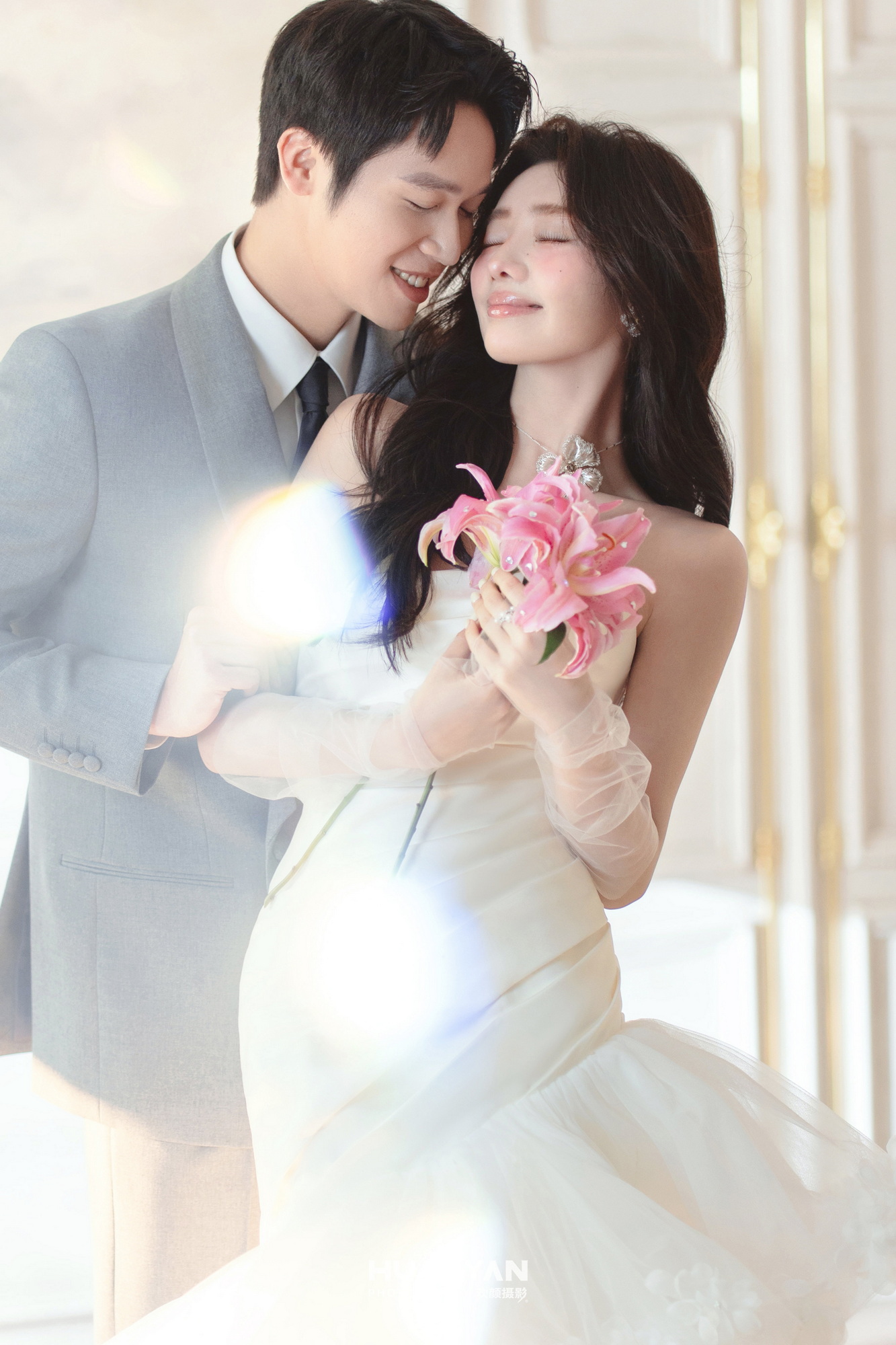 雾白诗行：极简风婚纱照室内实拍