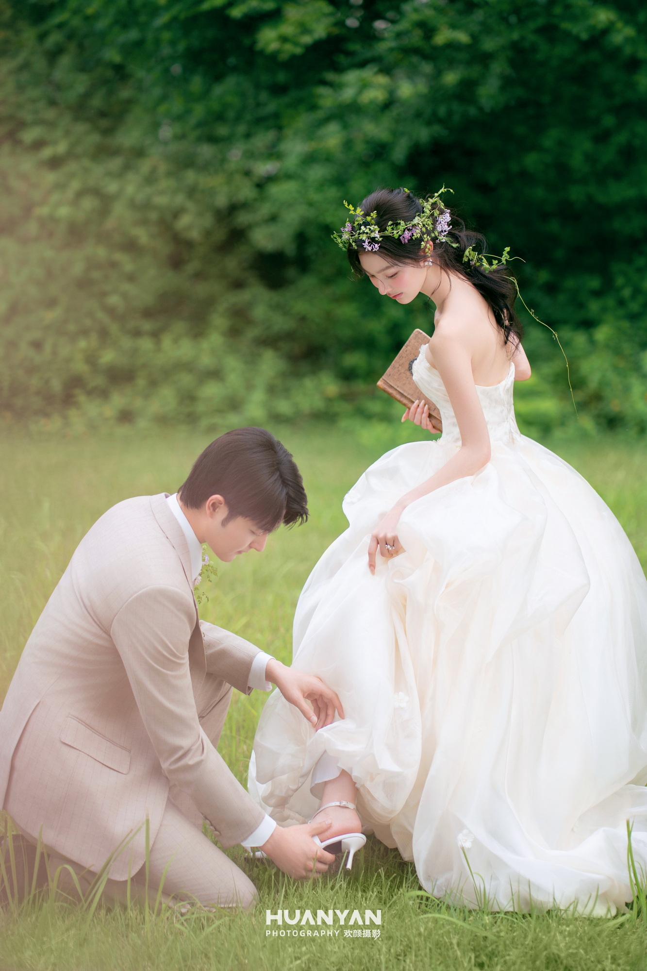 森屿情书客片第11张｜轻氧风婚纱照，摄于草地