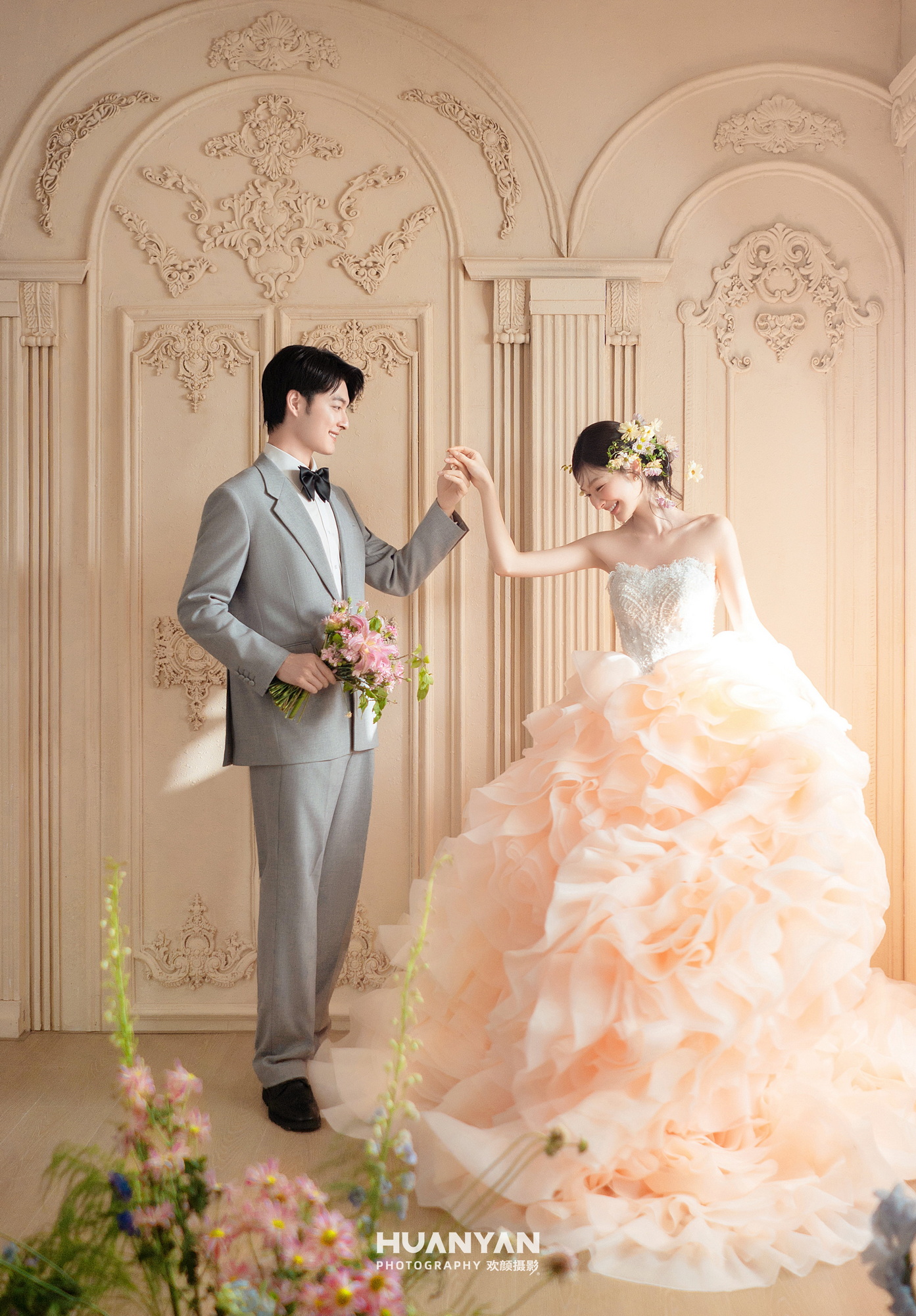 桃粉圆舞曲：简约风婚纱照室内实拍