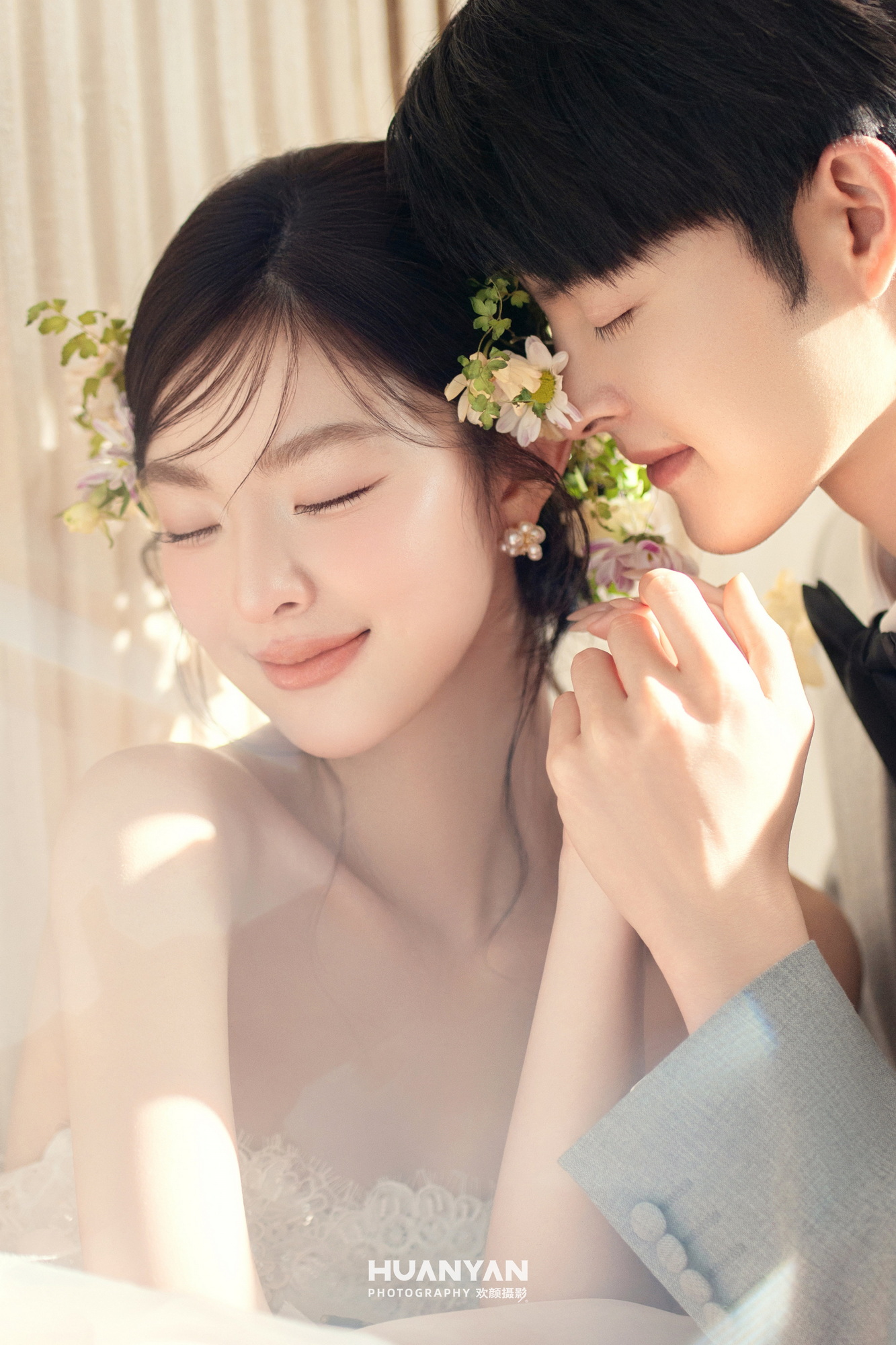 桃粉圆舞曲客片第3张｜简约风婚纱照，摄于室内