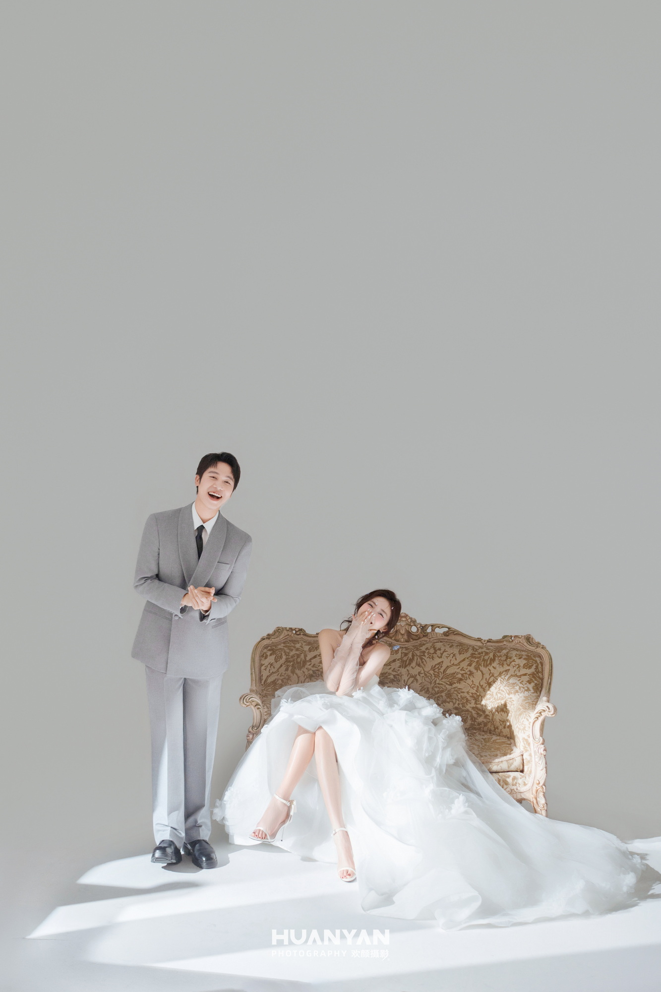 浅灰笑意客片第3张｜极简风婚纱照，摄于室内
