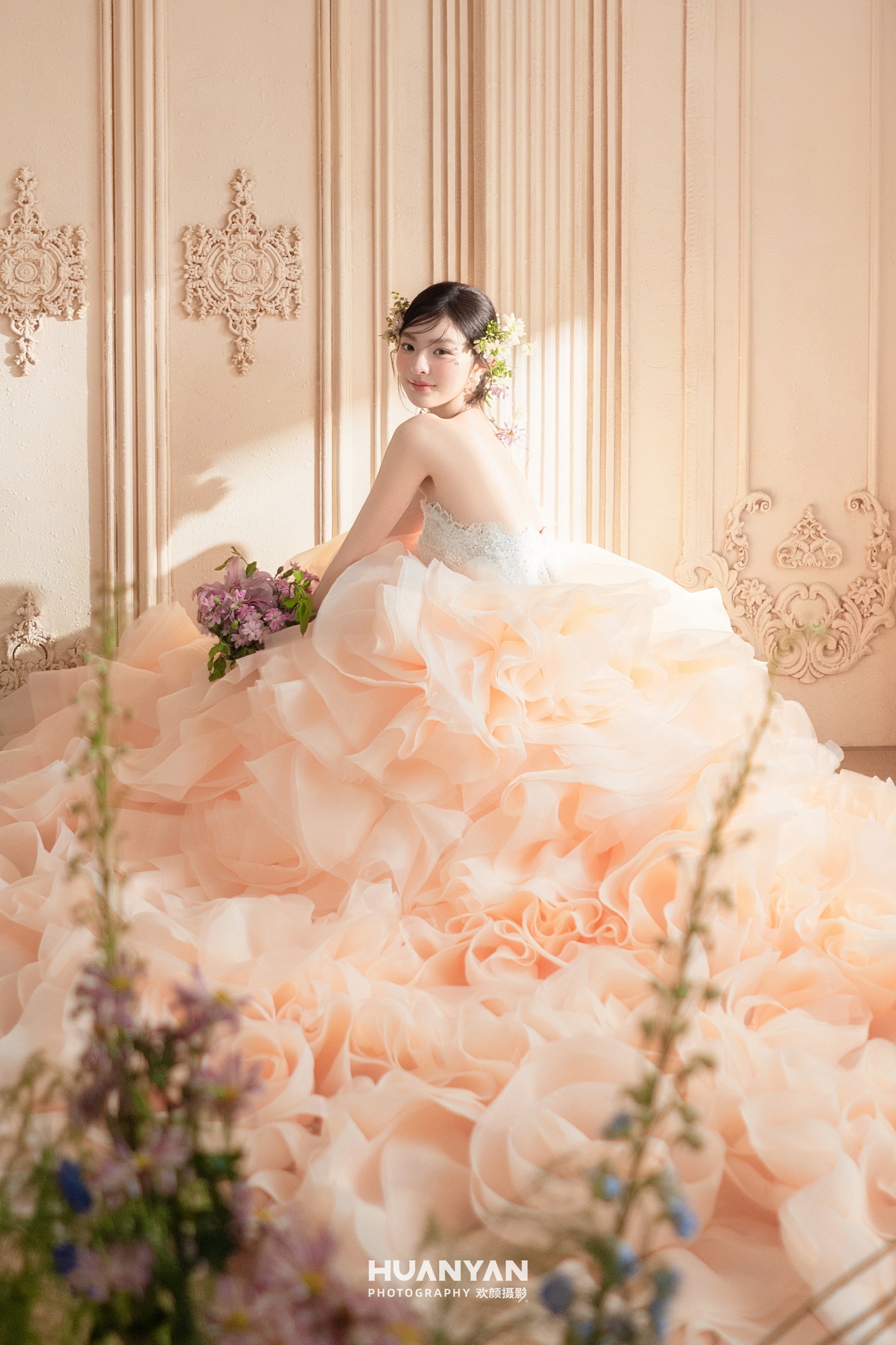 桃粉圆舞曲：简约风婚纱照室内实拍