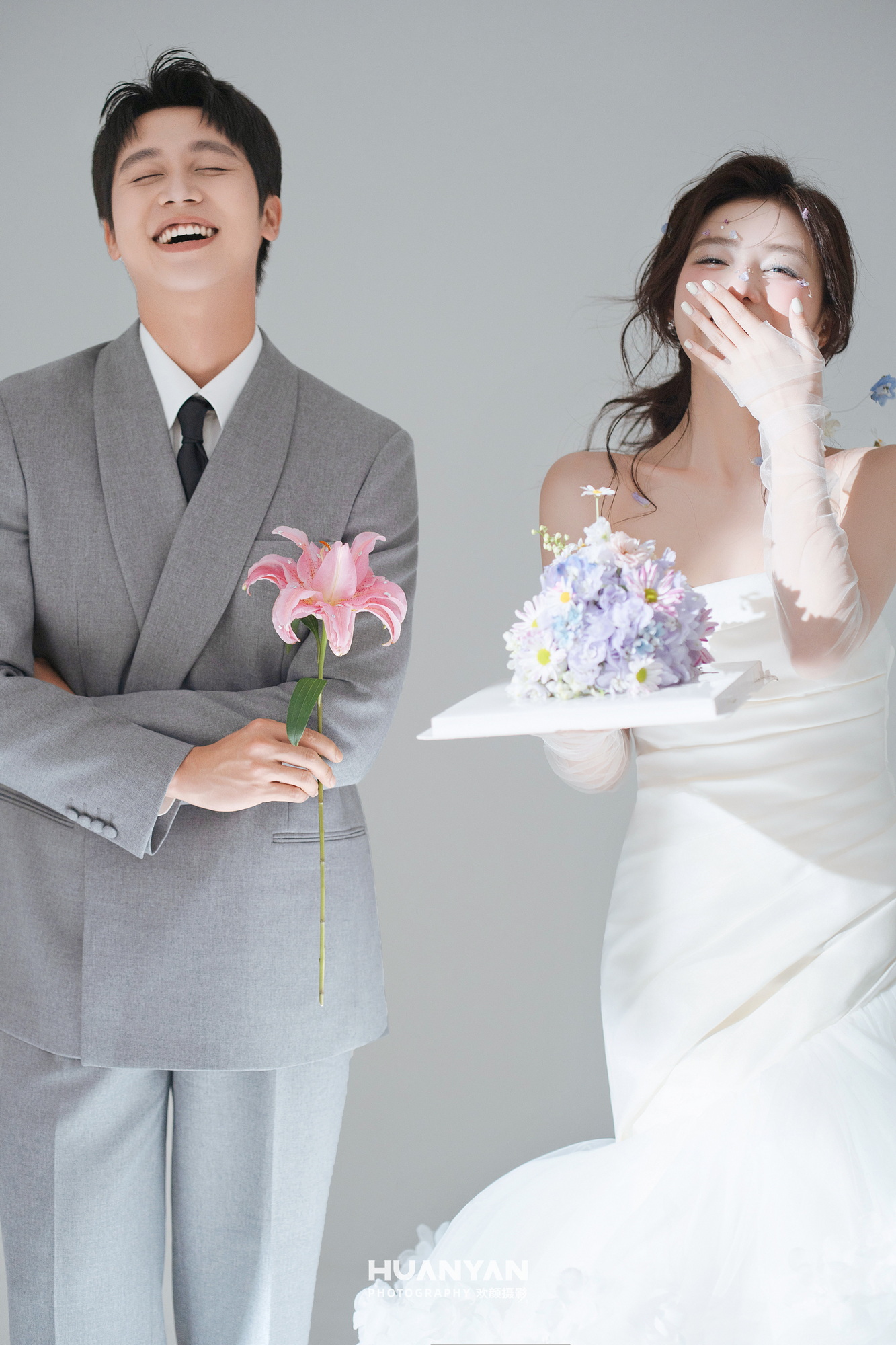 浅灰笑意：极简风婚纱照室内实拍