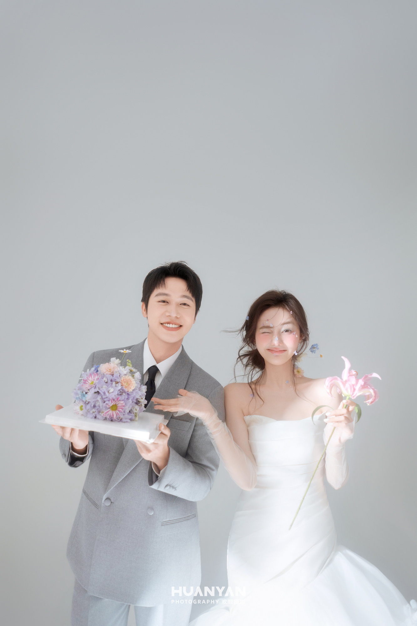 极简风婚纱照 · 室内场景 · 浅灰笑意客片